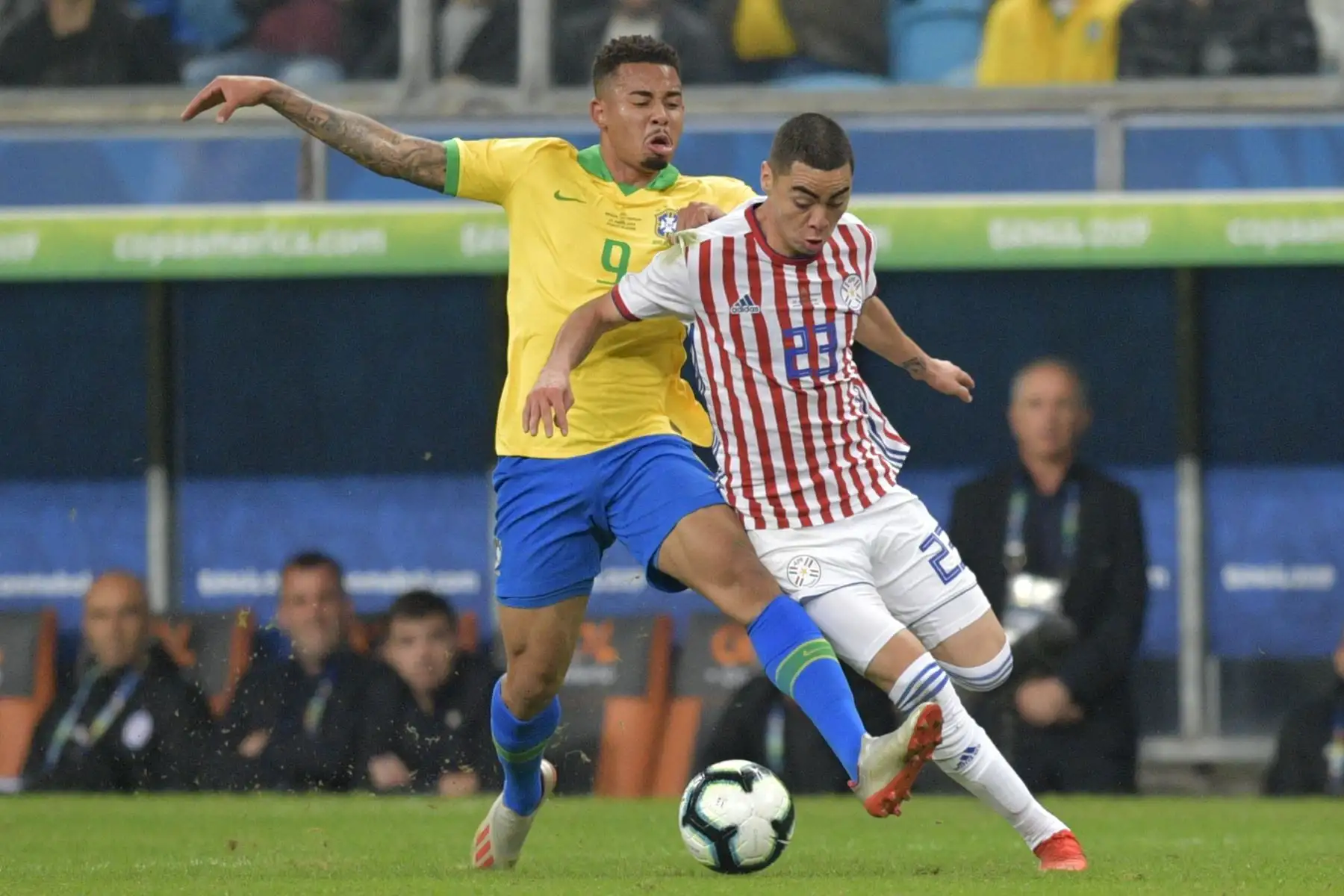 Gabriel Jesus (L) de razil y Miguel Almiron de Paraguay compitieron por el balón durante su partido de cuartos de final del torneo de fútbol de la Copa América en el Gremio Arena en Porto Alegre, Brasil.Foto:AFP