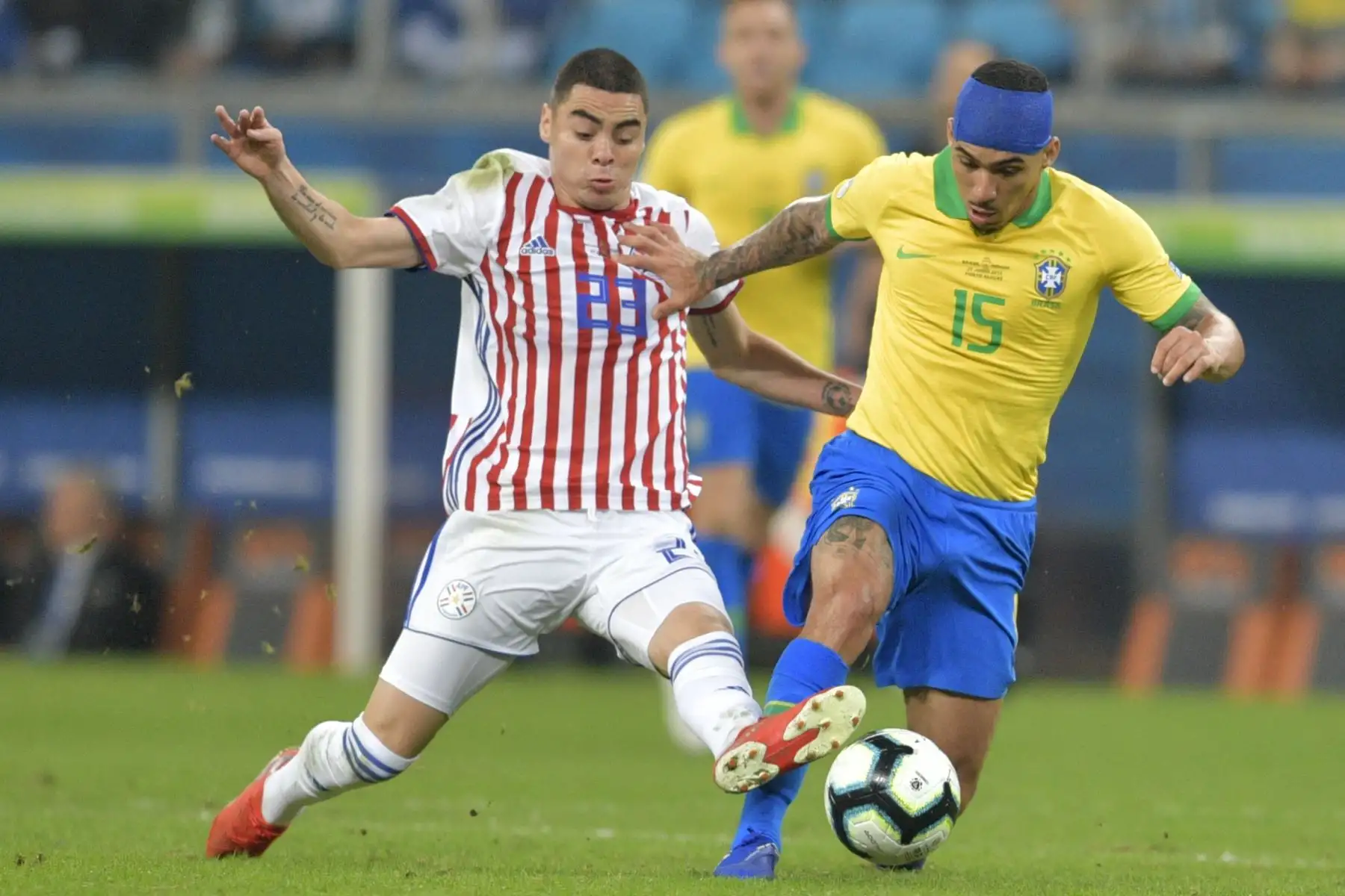 El paraguayo Miguel Almiron (L) y el brasileño Allan compiten por el balón durante su partido de los cuartos de final del torneo de fútbol de la Copa América en el Gremio Arena en Porto Alegre, Brasil.Foto:AFP