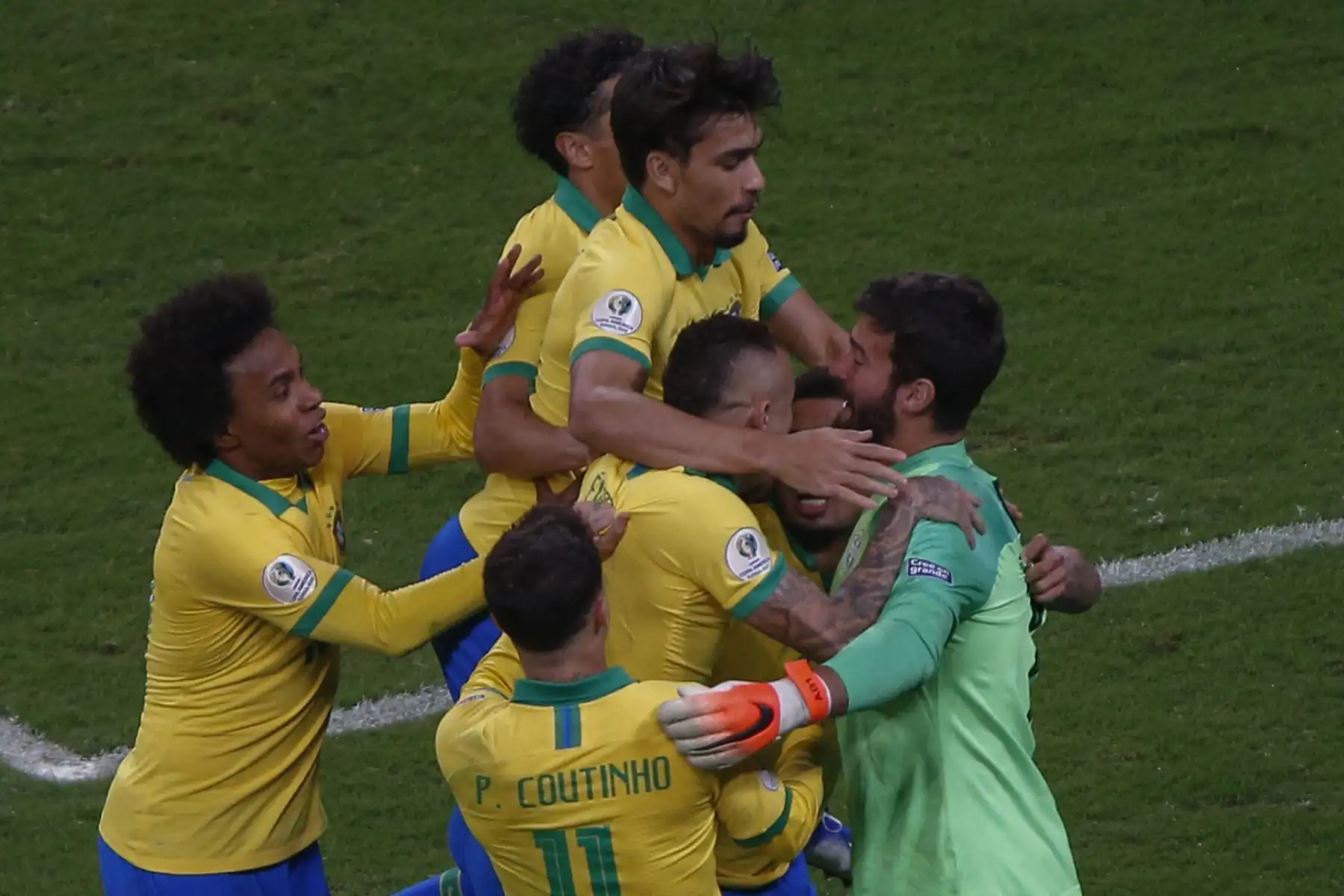 Los jugadores de Brasil celebran después de derrotar a Paraguay en el tiroteo de penalización luego de empatar 0-0 durante su partido de cuartos de final del torneo de fútbol de la Copa América en el Gremio Arena en Porto Alegre, Brasil.Foto:AFP