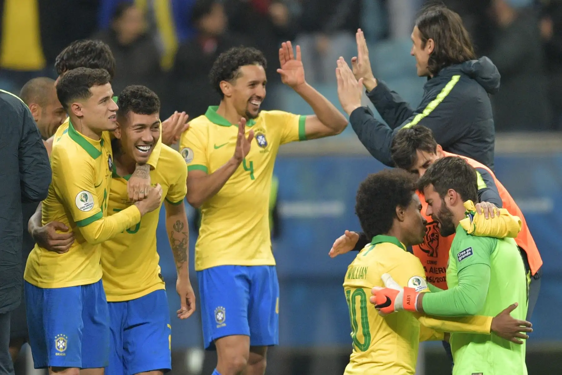 Los jugadores de Brasil celebran después de derrotar a Paraguay en el tiroteo de penalización luego de empatar 0-0 durante su partido de cuartos de final del torneo de fútbol de la Copa América en el Gremio Arena en Porto Alegre, Brasil.Foto:AFP