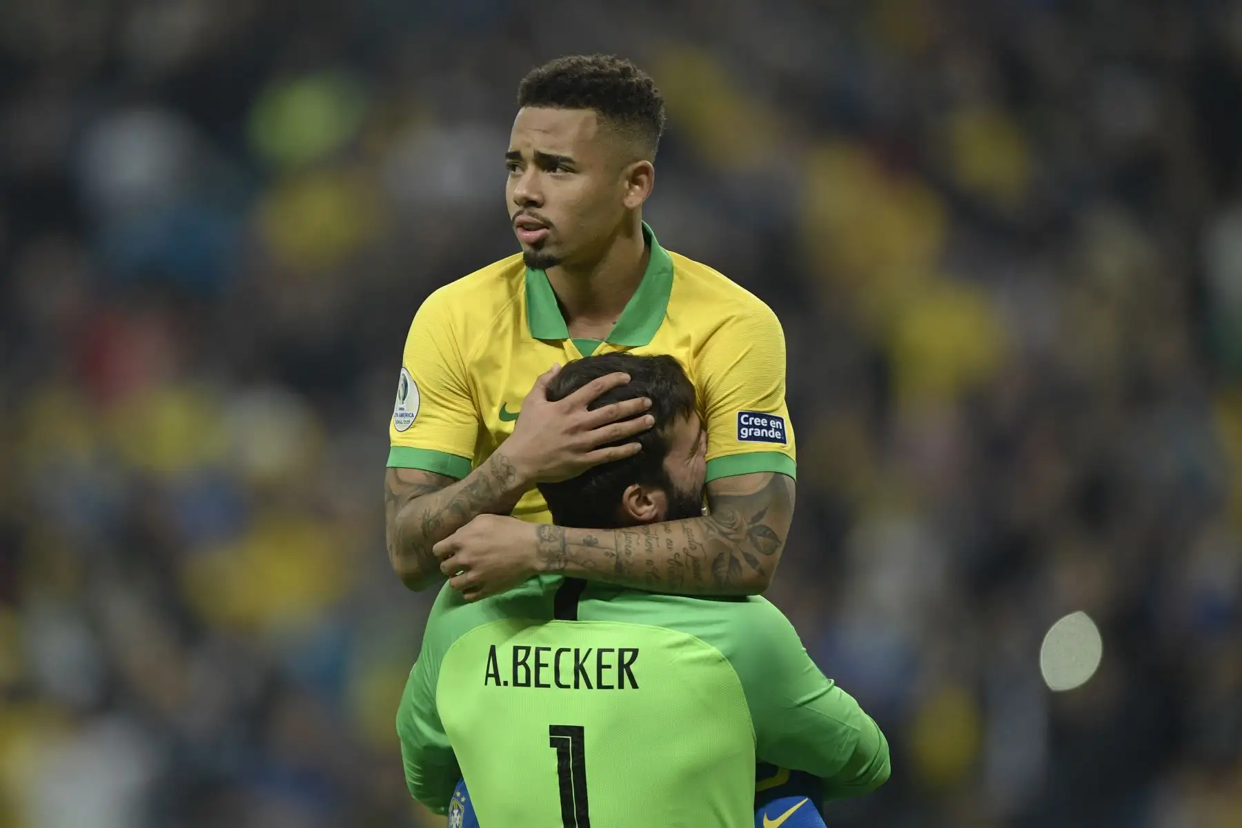El brasileño Gabriel Jesus (arriba) celebra con el portero Alisson luego de anotar su penalización para derrotar a Paraguay en el tiroteo después de empatar 0-0 durante su partido de cuartos de final del torneo de fútbol de la Copa América en el Gremio Arena en Porto Alegre, Brasil.Foto:AFP