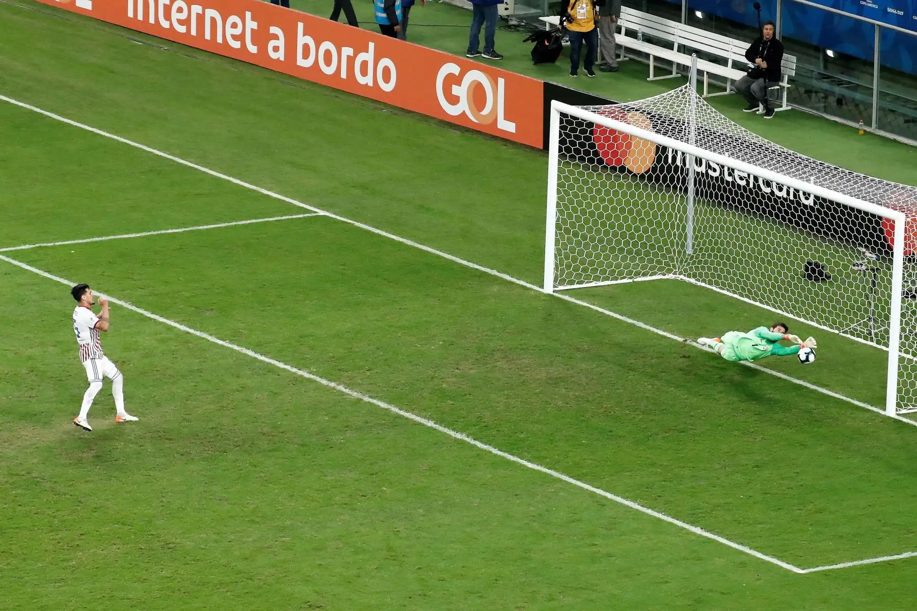 Gustavo Gómez de Paraguay falla en la serie de penaltis, durante el partido Brasil-Paraguay de cuartos de final de la Copa América de Fútbol 2019, en el Estadio Arena do Grêmio de Porto Alegre, Brasil.Foto.EFE