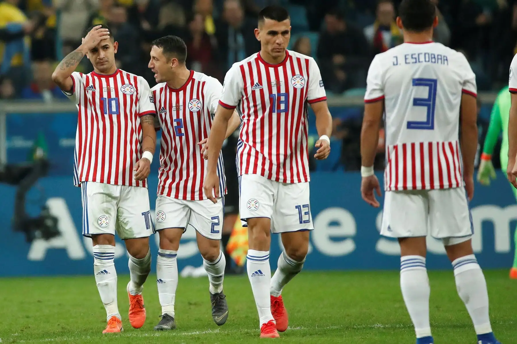 Derlis González (i) de Paraguay al fallar en la serie de tiros penaltis, durante el partido Brasil-Paraguay de cuartos de final de la Copa América de Fútbol 2019, en el Estadio Arena do Grêmio de Porto Alegre, Brasil.Foto.EFE