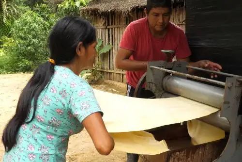 Comunidades indígenas awajún y wampis elaboran insumos para la industria de la moda.