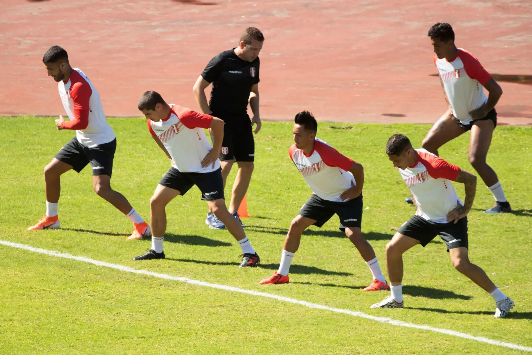 Entrenamiento de la selección peruana de fútbol en el estadio de Pituaçu, en la ciudad de Salvador (Brasil). Foto: EFE
