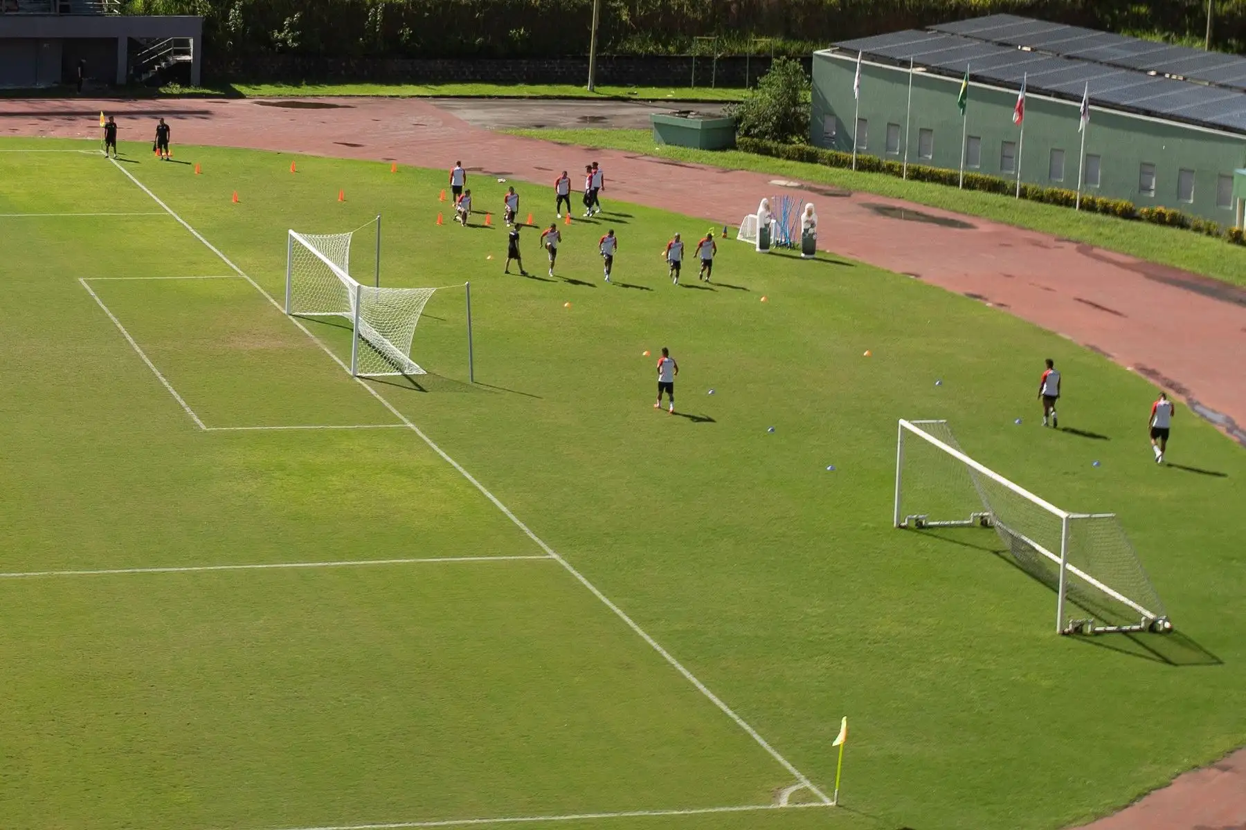 Entrenamiento de la selección peruana de fútbol en el estadio de Pituaçu, en la ciudad de Salvador (Brasil). Foto: EFE
