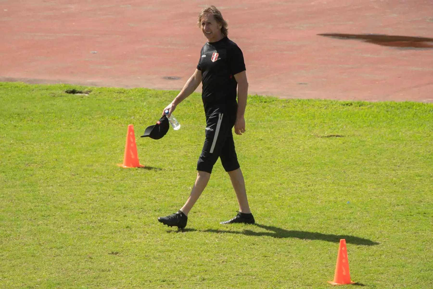 El técnico de la selección de fútbol del Perú Ricardo Gareca participa en un entrenamiento este viernes, en el estadio de Pituaçu, en la ciudad de Salvador (Brasil). Foto: EFE