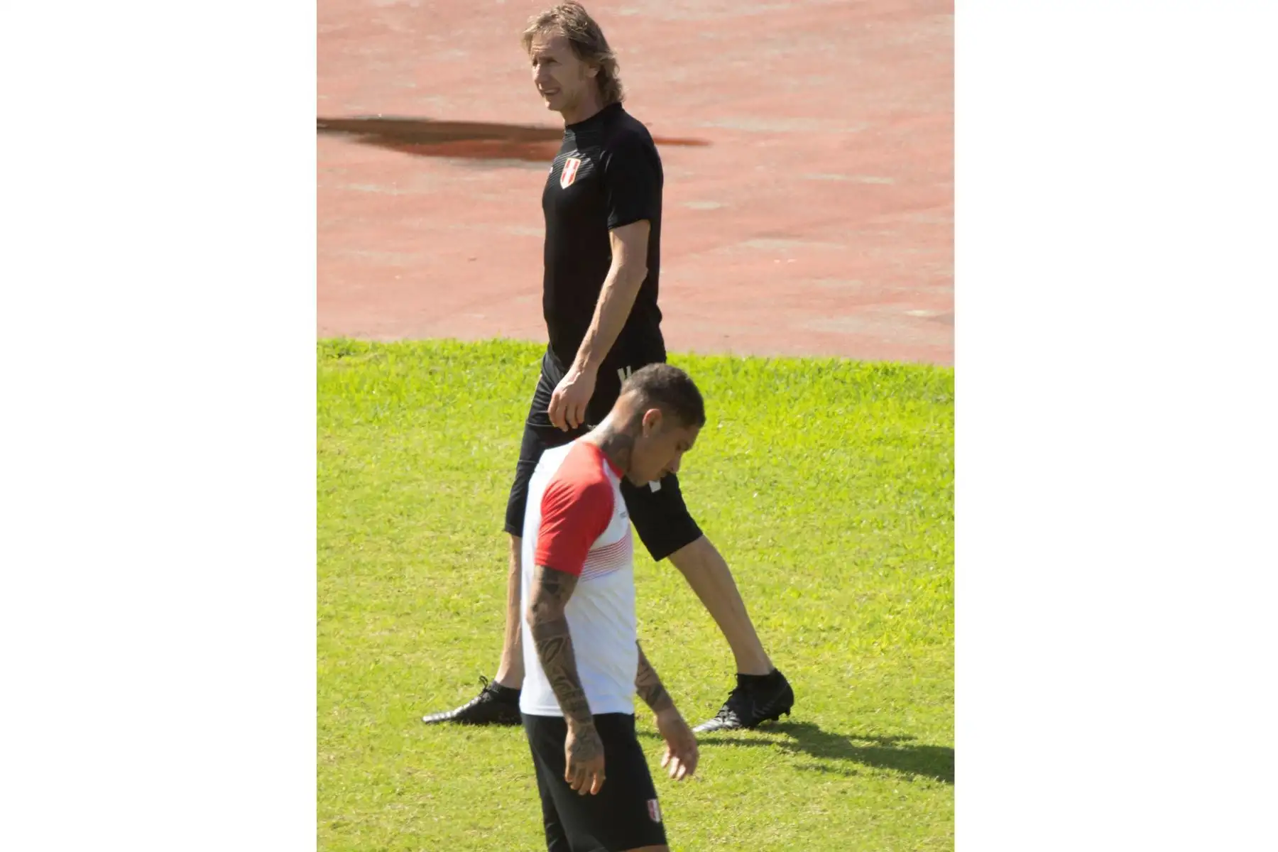 El técnico de la selección de fútbol del Perú Ricardo Gareca participa en un entrenamiento este viernes, en el estadio de Pituaçu, en la ciudad de Salvador (Brasil). Foto: EFE