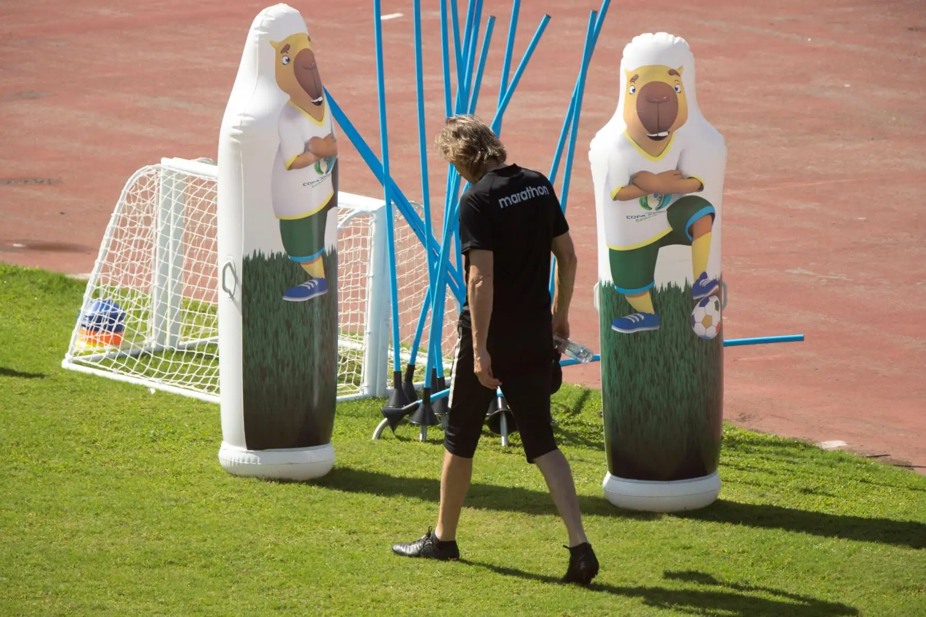 El técnico de la selección de fútbol del Perú Ricardo Gareca participa en un entrenamiento este viernes, en el estadio de Pituaçu, en la ciudad de Salvador (Brasil). Foto: EFE