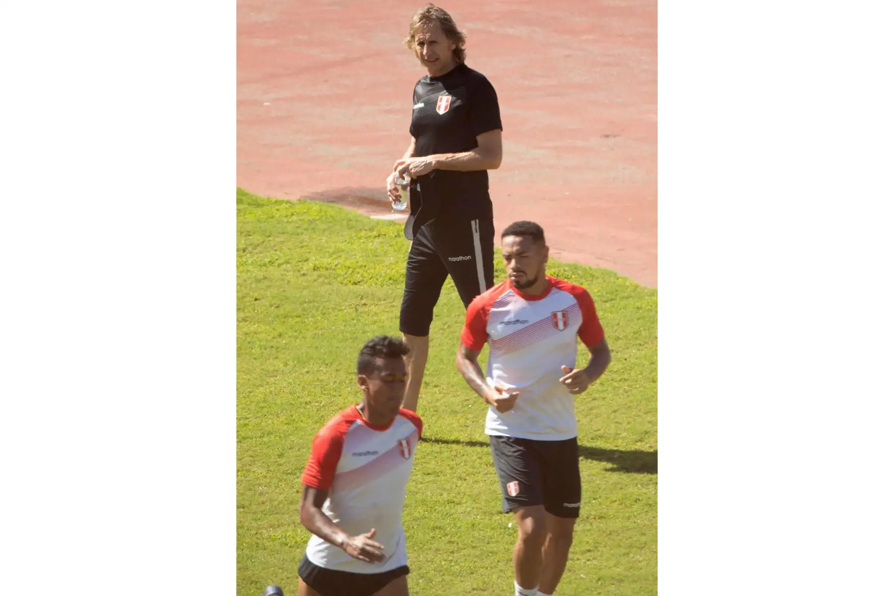 El técnico de la selección de fútbol del Perú Ricardo Gareca participa en un entrenamiento este viernes, en el estadio de Pituaçu, en la ciudad de Salvador (Brasil). Foto: EFE
