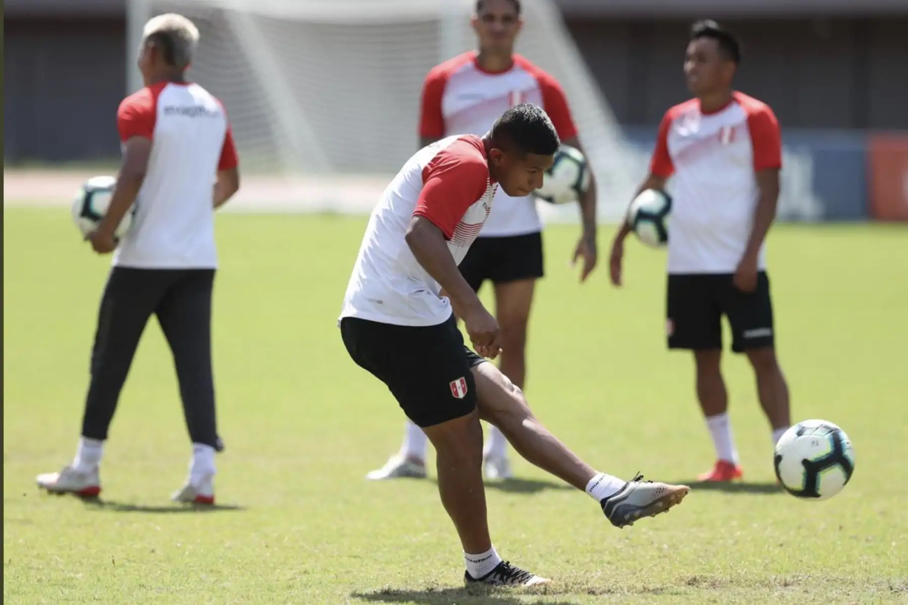 Entrenamiento de la selección peruana de fútbol en el estadio de Pituaçu, ciudad de Salvador (Brasil). Foto: FPF