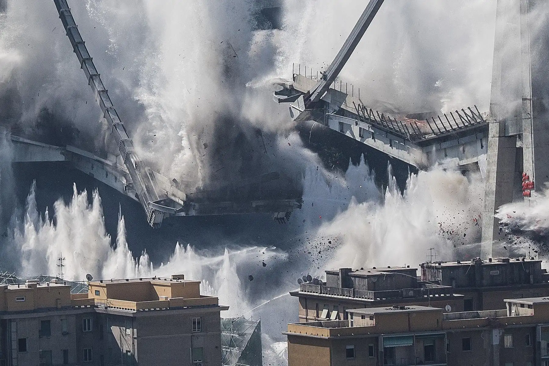 Miles de personas fueron evacuadas debido a los trabajos de demolición de esta infraestructura. Foto: EFE