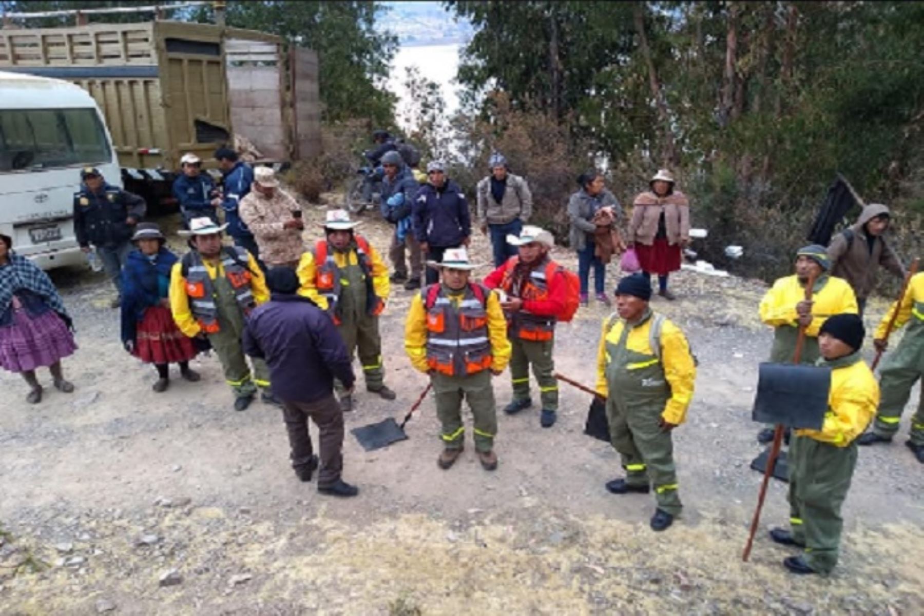 Con la finalidad de optimizar el control y extensión del incendio forestal en el distrito de Pomacanchi y de sus comunidades, en la provincia de Acomayo, los funcionarios del Centro de Operaciones de Emergencia Regional (COER) Cusco vuelve a la zona del siniestro con herramientas y agua para los brigadistas.