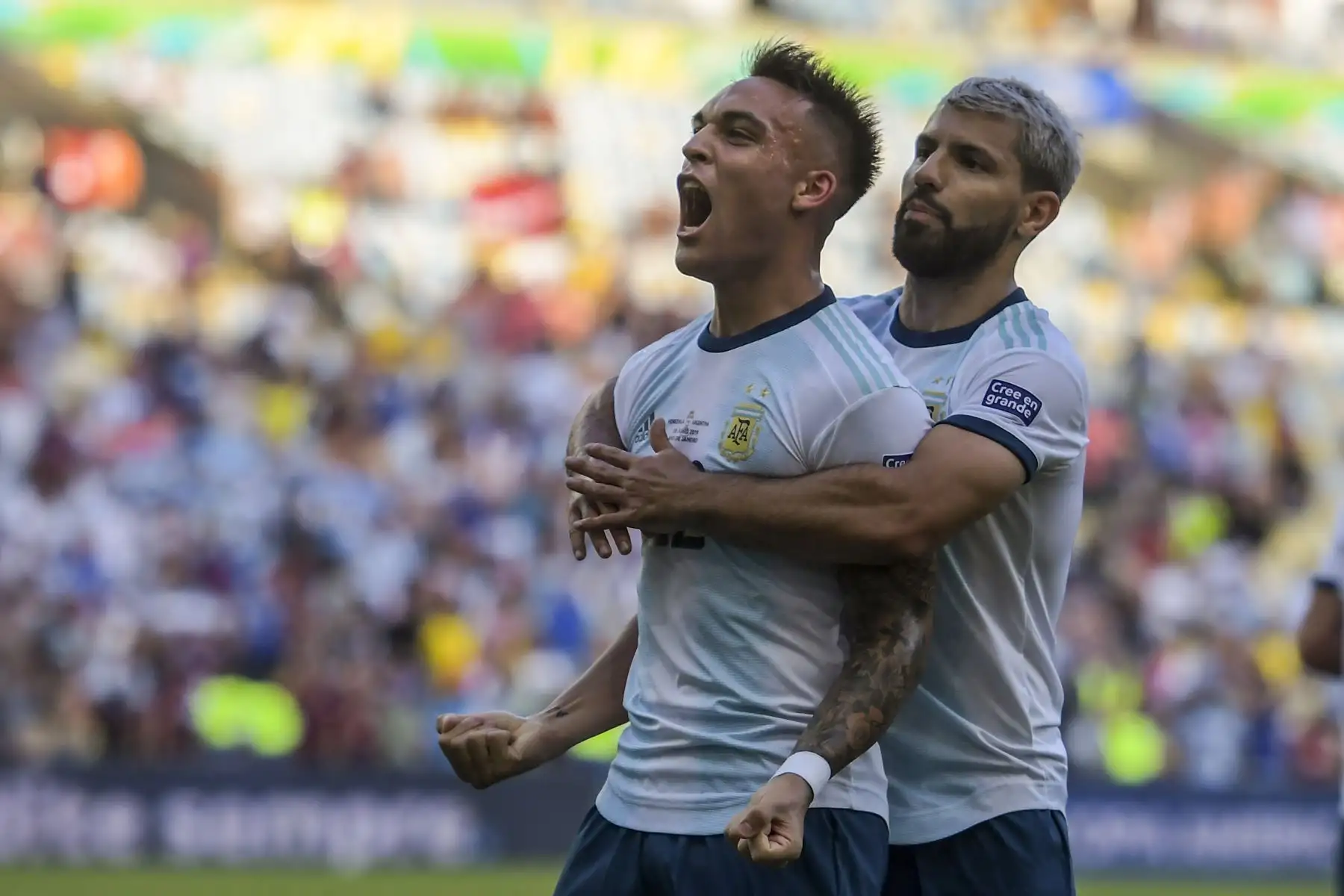 Lautaro Martínez (L) de Argentina celebra con su compañero Sergio Agüero luego de anotar contra Venezuela durante su partido de cuartos de final del torneo de fútbol de la Copa América en el Estadio Maracaná de Río de Janeiro, Brasil.Foto:AFP