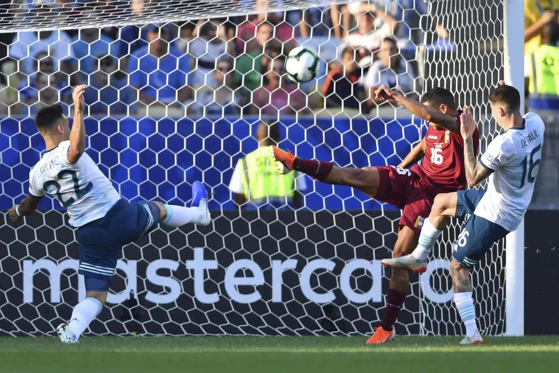 Roberto Rosales (C), de Venezuela, despeja el balón junto a Lautaro Martínez (L) y Rodrigo De Paul de Argentina durante el partido de cuartos de final del torneo de fútbol de la Copa América en el Estadio Maracaná de Río de Janeiro, Brasil.Foto.AFP