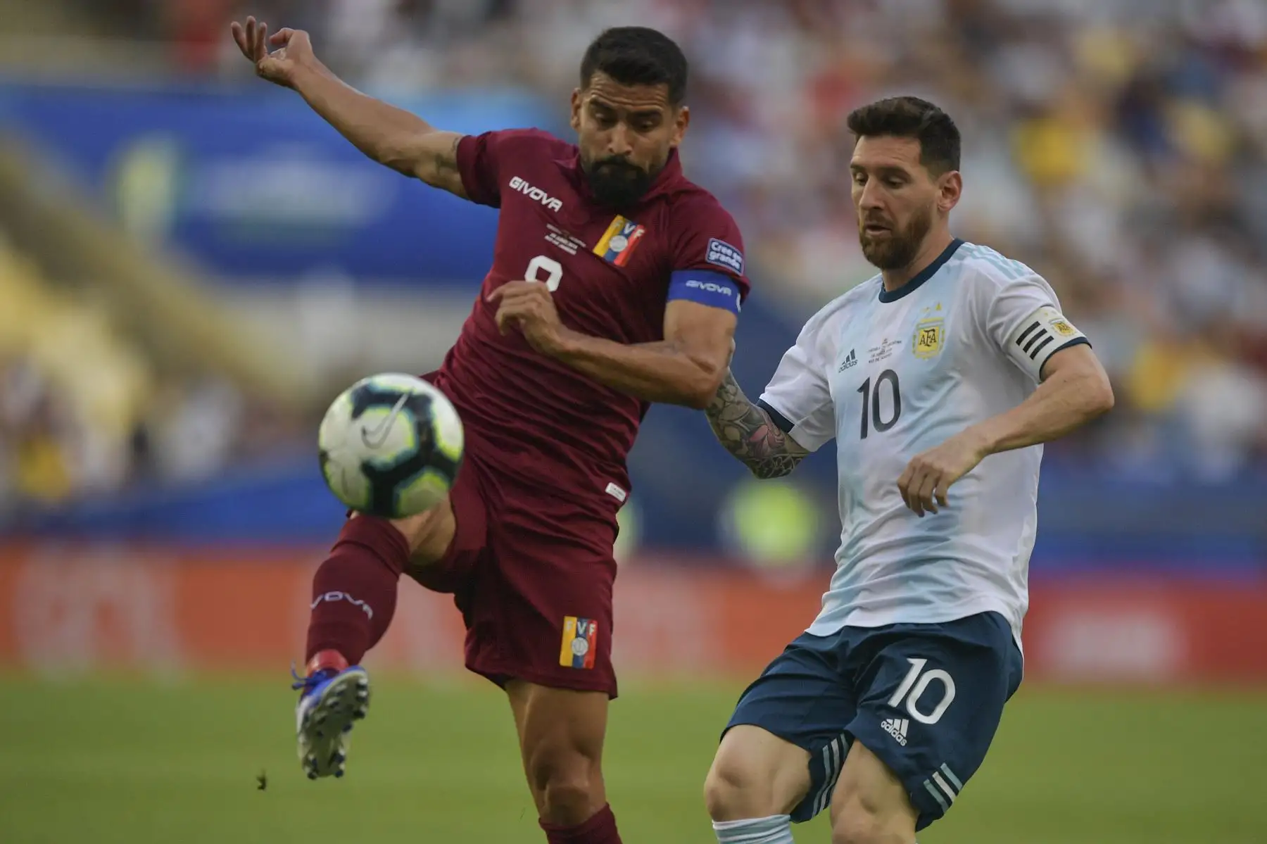 Tomas Rincon (L) de Venezuela y Lionel Messi de Argentina compiten por el balón durante su partido de los cuartos de final del torneo de fútbol de la Copa América en el Estadio Maracaná de Río de Janeiro, Brasil.Foto.AFP