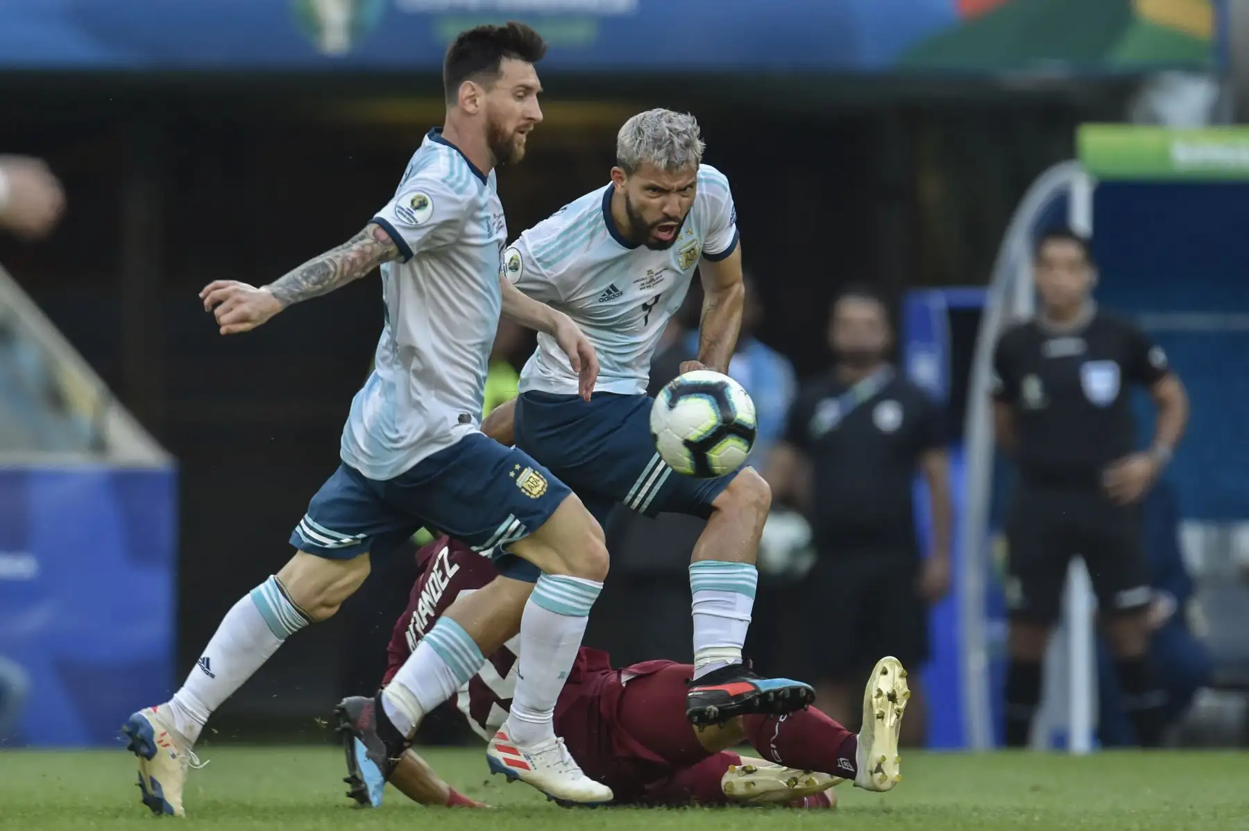 Ronald Hernández (C) de Venezuela está marcado por Sergio Agüero (R) y Lionel Messi de Argentina durante su partido de cuartos de final del torneo de fútbol de América en el Estadio Maracaná de Río de Janeiro, Brasil.Foto:AFP
