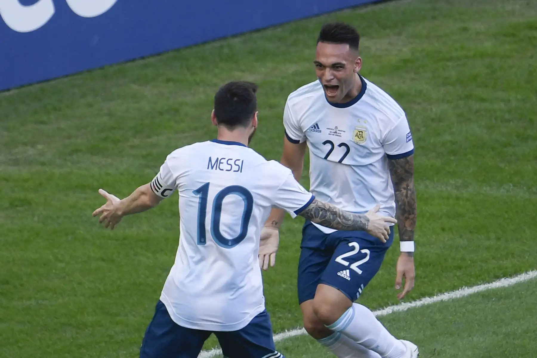 Lautaro Martínez (R) de Argentina celebra con su compañero Lionel Messi luego de anotar contra Venezuela durante su partido de cuartos de final del torneo de fútbol de la Copa América en el Estadio Maracaná de Río de Janeiro, Brasil.Foto:AFP