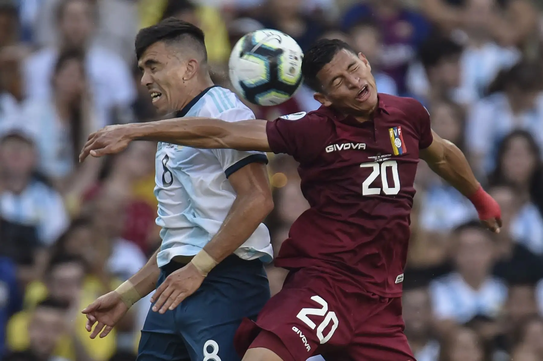 El argentino Marcos Acuna (L) y el venezolano Ronald Hernández compiten por el balón durante su partido de cuartos de final del torneo de fútbol de la Copa América en el estadio Maracaná de Río de Janeiro, Brasil.Foto:AFP