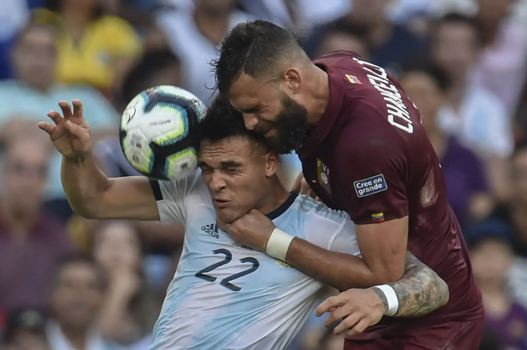 El argentino Lautaro Martínez (L) y el venezolano Jhon Chancellor compiten por el balón durante su partido de cuartos de final del torneo de fútbol de la Copa América en el Estadio Maracaná de Río de Janeiro, Brasil.Foto:AFP
