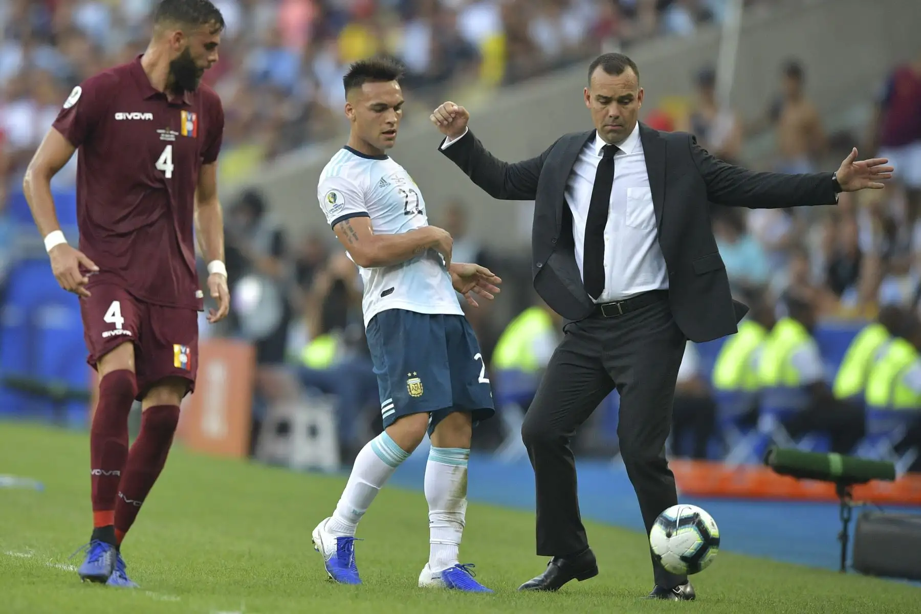 El argentino Lautaro Martínez (C) y el entrenador venezolano Rafael Dudamel (R) y el venezolano Jhon Chancellor observan cómo los abll salen del campo durante su partido de cuartos de final del torneo de fútbol de la Copa América en el Estadio Maracaná en Río de Janeiro, Brasil.Foto.AFP