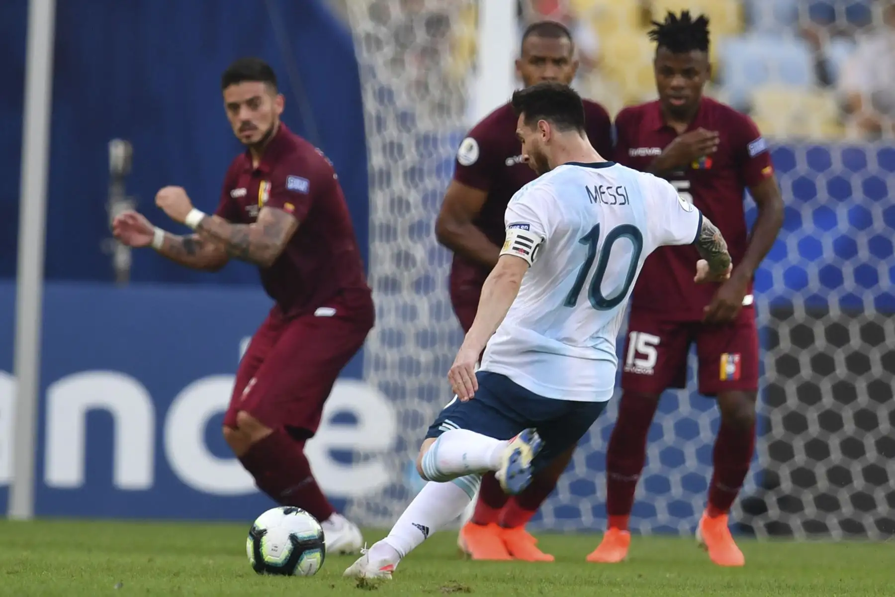El argentino Lionel Messi lanza un tiro libre contra Venezuela durante su partido de cuartos de final del torneo de fútbol de la Copa América en el estadio Maracana en Río de Janeiro, Brasil.Foto.AFP