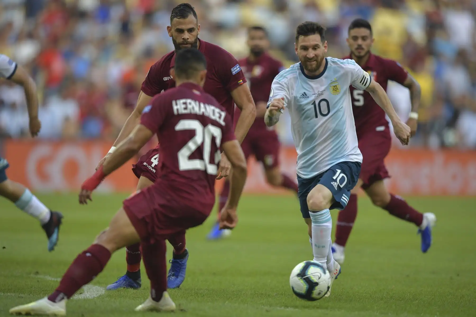 El argentino Lionel Messi (R) está marcado por el venezolano Ronald Hernández durante su partido de cuartos de final del torneo de fútbol de la Copa América en el Estadio Maracaná de Río de Janeiro, Brasil.Foto:AFP