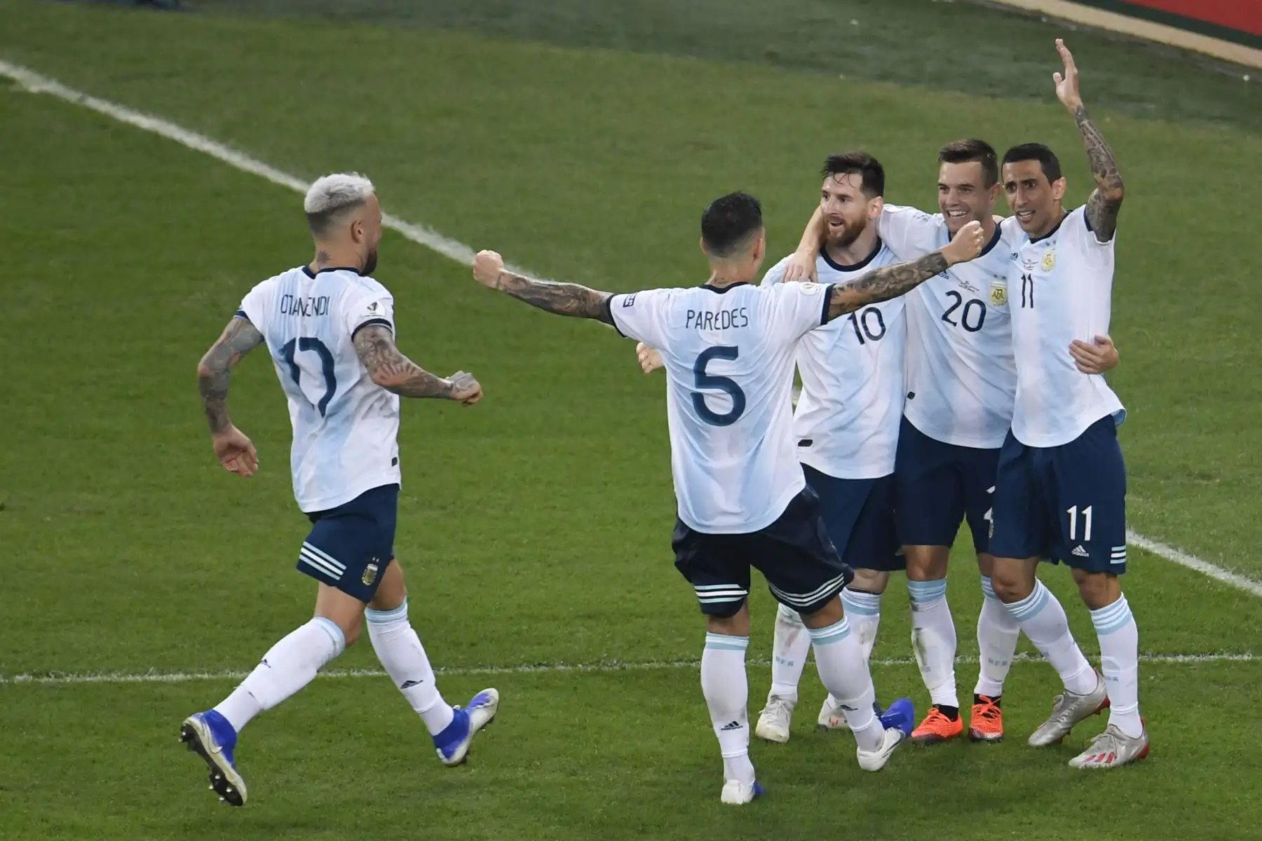 Giovani Lo Celso (20), de Argentina, celebra con sus compañeros de equipo después de anotar contra Venezuela durante su partido de los cuartos de final del torneo de fútbol de la Copa América en el Estadio Maracaná de Río de Janeiro, Brasil.Foto:AFP