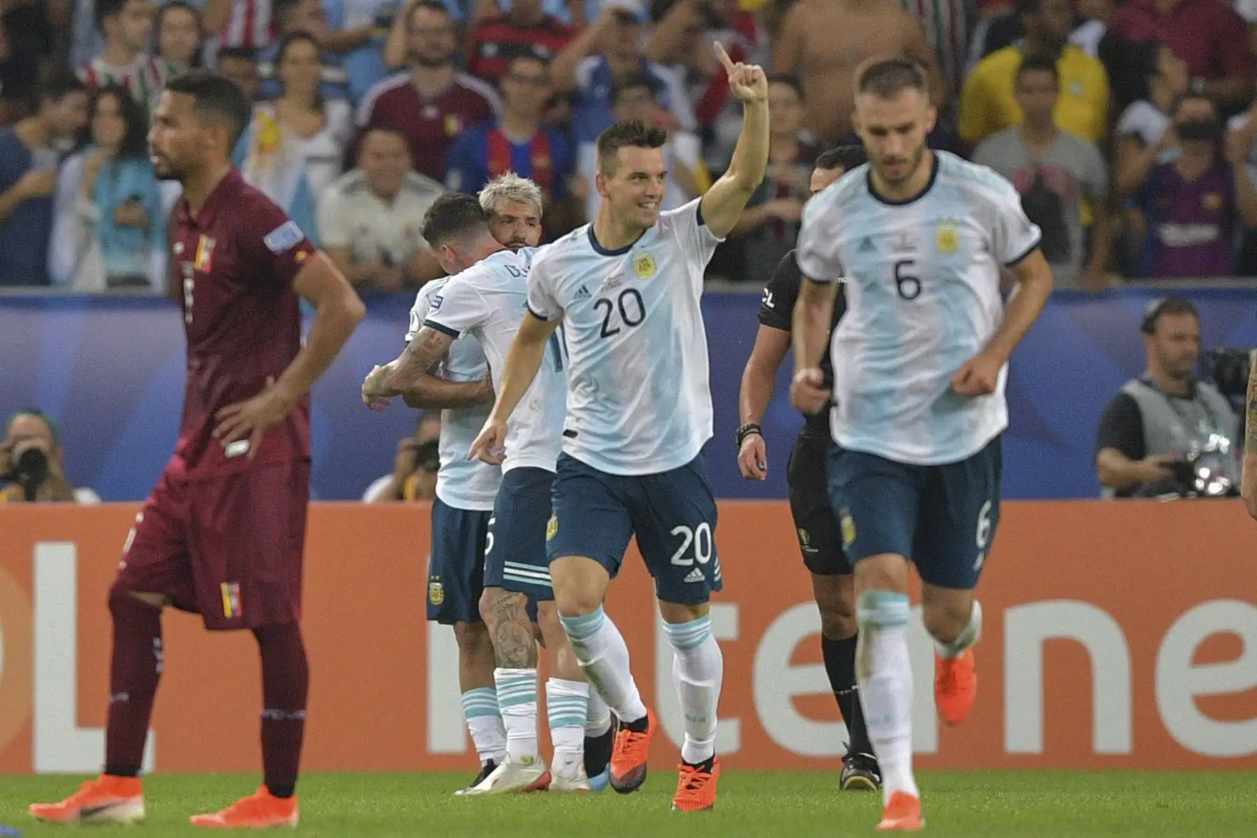 Giovani Lo Celso (C) de Argentina celebra después de anotar contra Venezuela durante su partido de cuartos de final del torneo de fútbol de la Copa América en el Estadio Maracaná de Río de Janeiro,Brasil.Foto:AFP