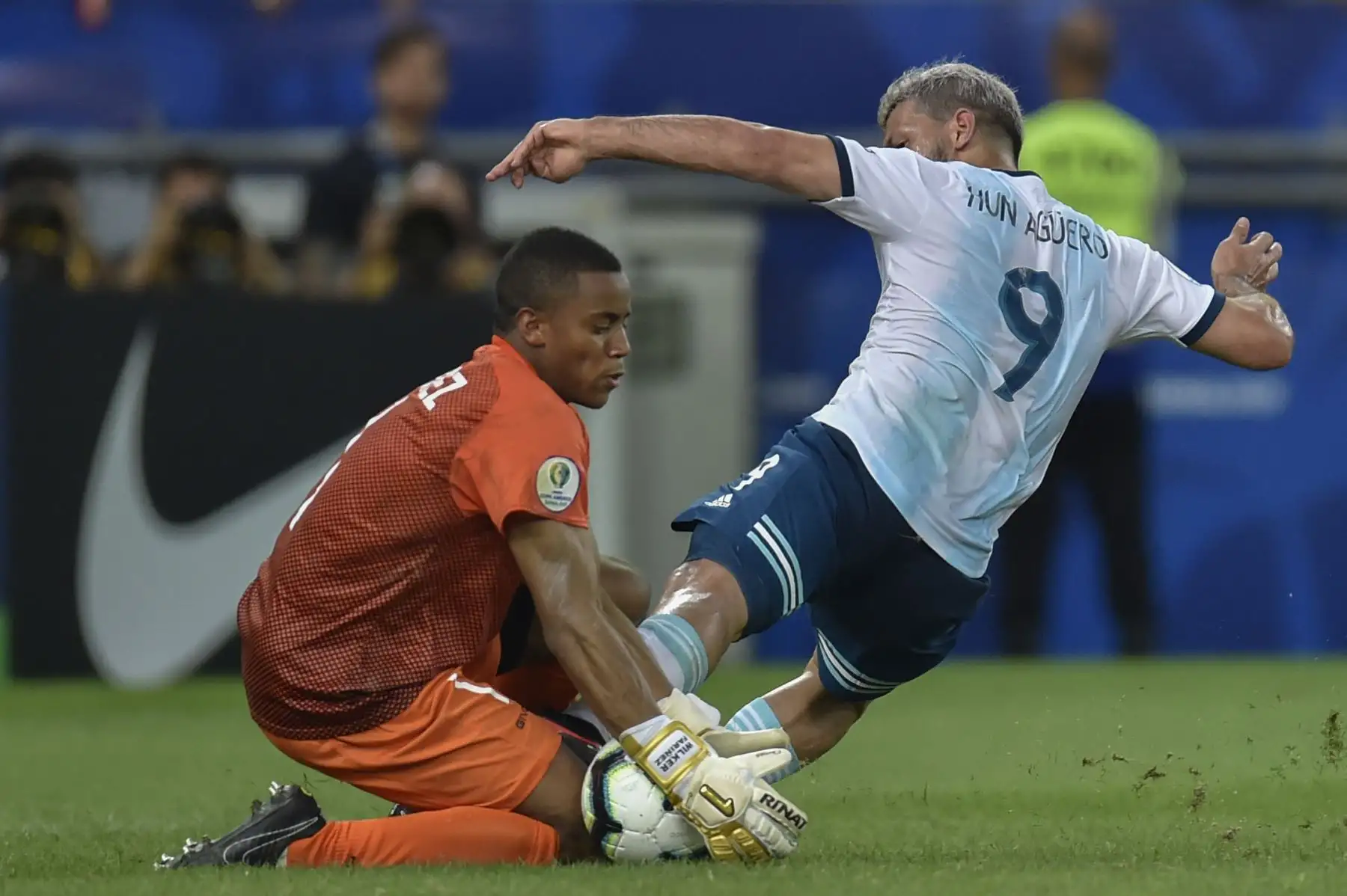 El argentino Sergio Agüero (R) compite por el balón con el portero de Venezuela Wuilker Farinez durante el partido de los cuartos de final del torneo de fútbol de la Copa América en el Estadio Maracaná de Río de Janeiro, Brasil.Foto.AFP