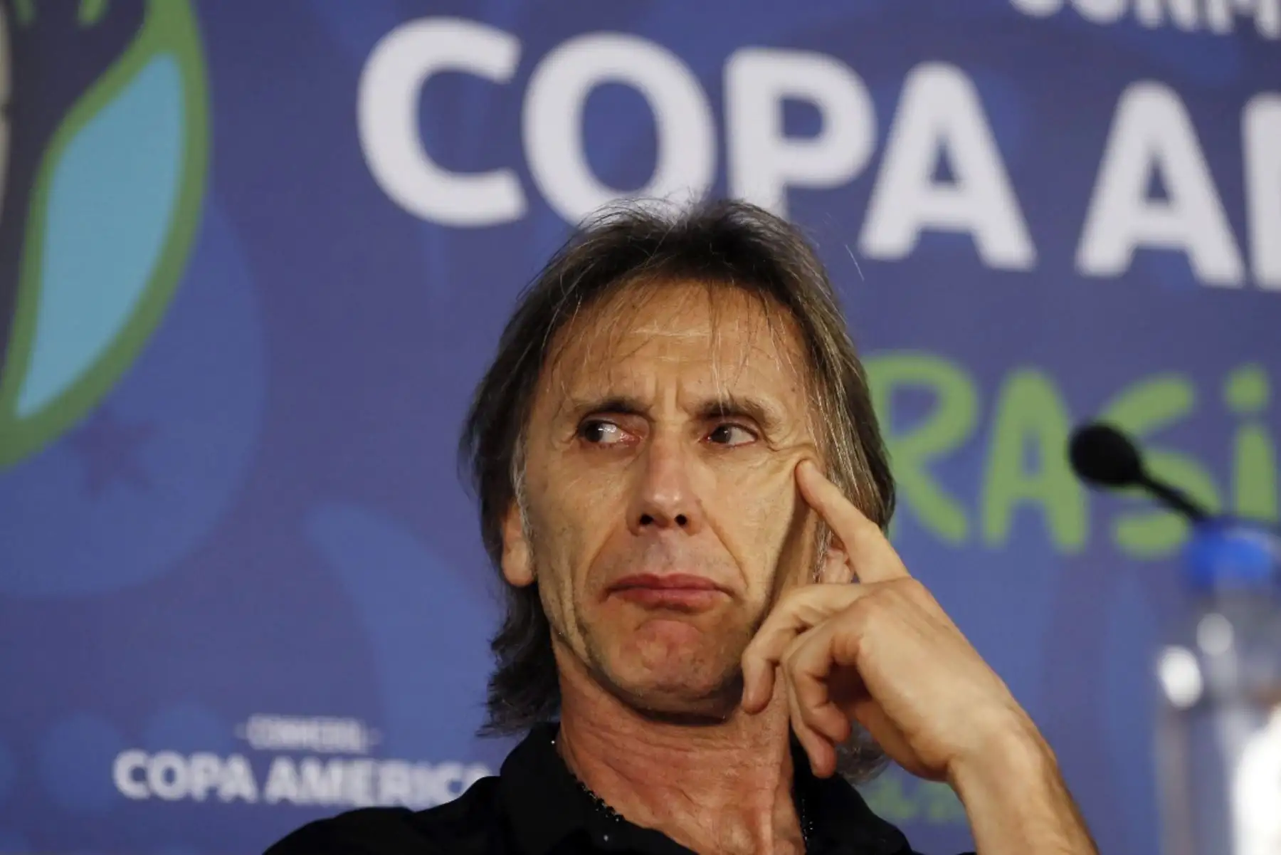 El director técnico de la selección Perú de fútbol Ricardo Gareca participa en una rueda de prensa este viernes en el estadio Arena Fonte Nova en Salvador (Brasil).Foto: EFE