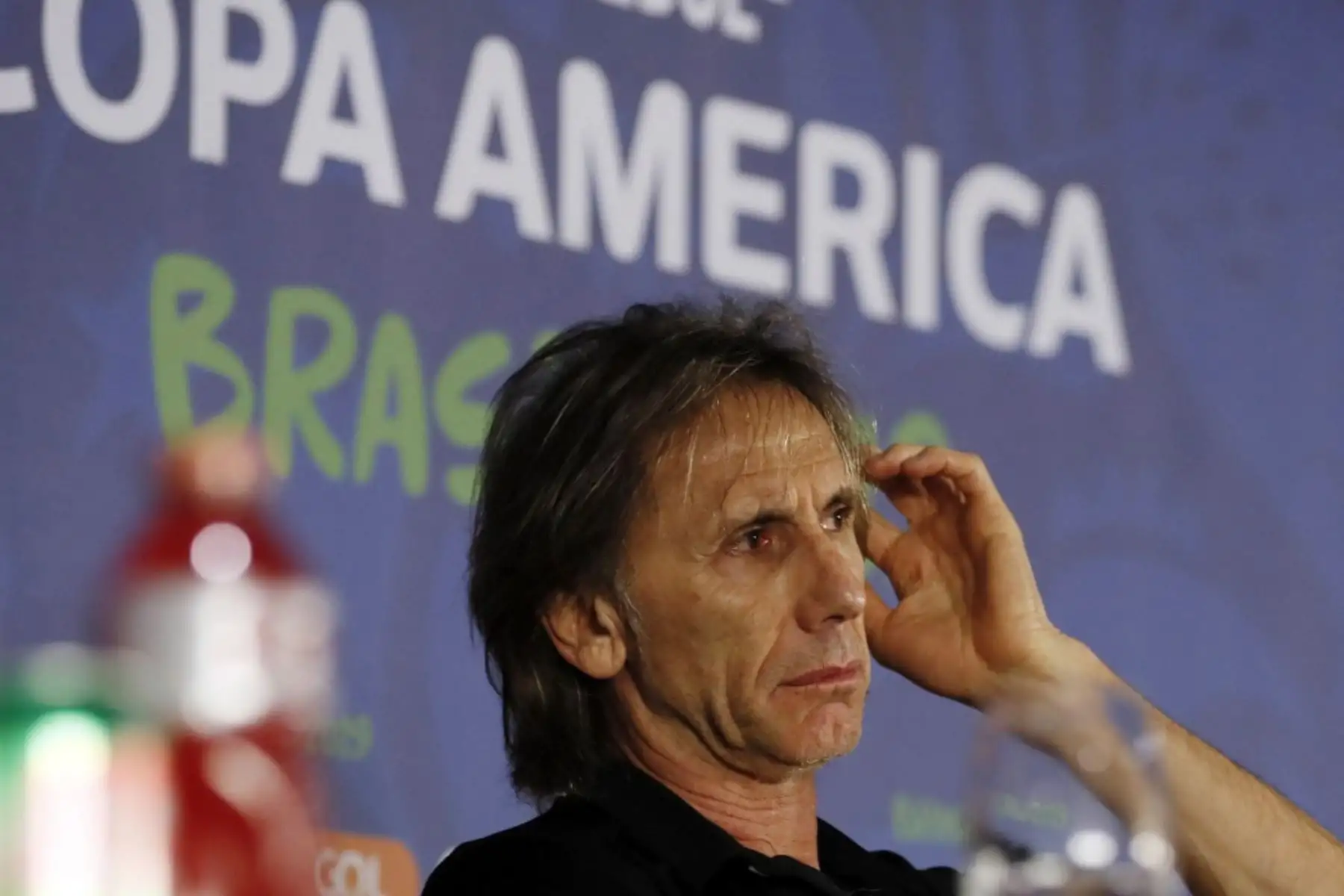 El director técnico de la selección Perú de fútbol Ricardo Gareca participa en una rueda de prensa este viernes en el estadio Arena Fonte Nova en Salvador (Brasil).Foto: EFE