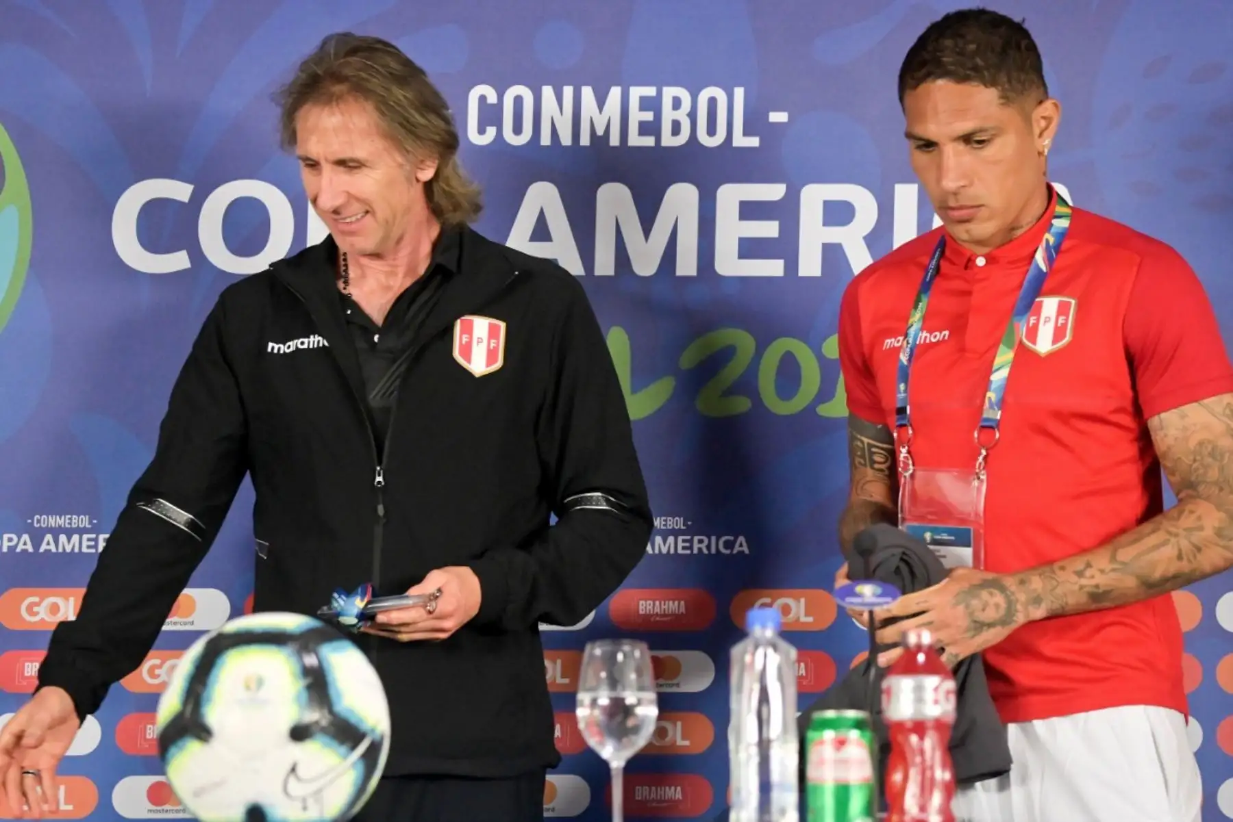 El director técnico de la selección Perú de fútbol Ricardo Gareca  y Paolo Guerrero participan en una rueda de prensa este viernes en el estadio Arena Fonte Nova en Salvador (Brasil).Foto: EFE