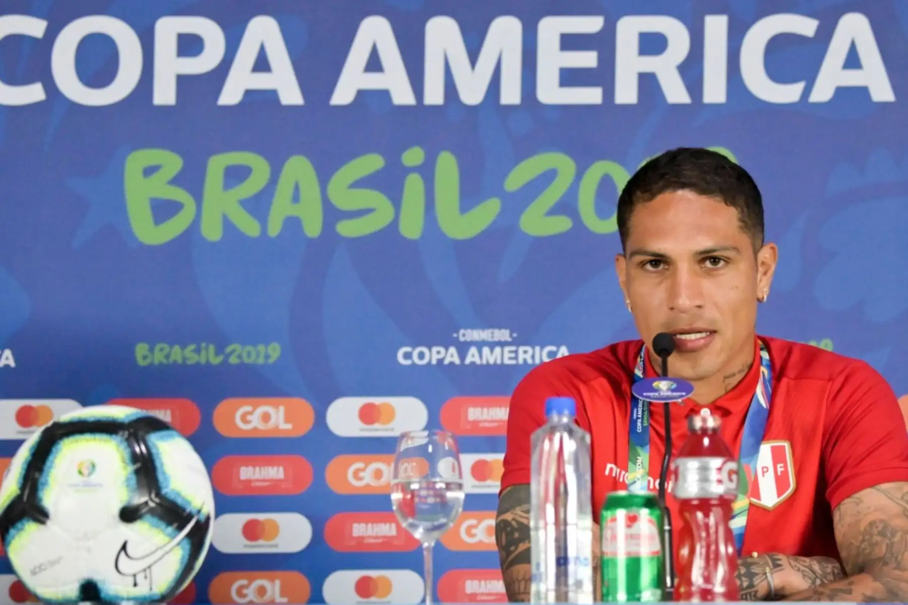 El jugador de la selección Perú de fútbol Paolo Guerrero participa en una rueda de prensa este viernes en el estadio Arena Fonte Nova en Salvador (Brasil). Foto:EFE