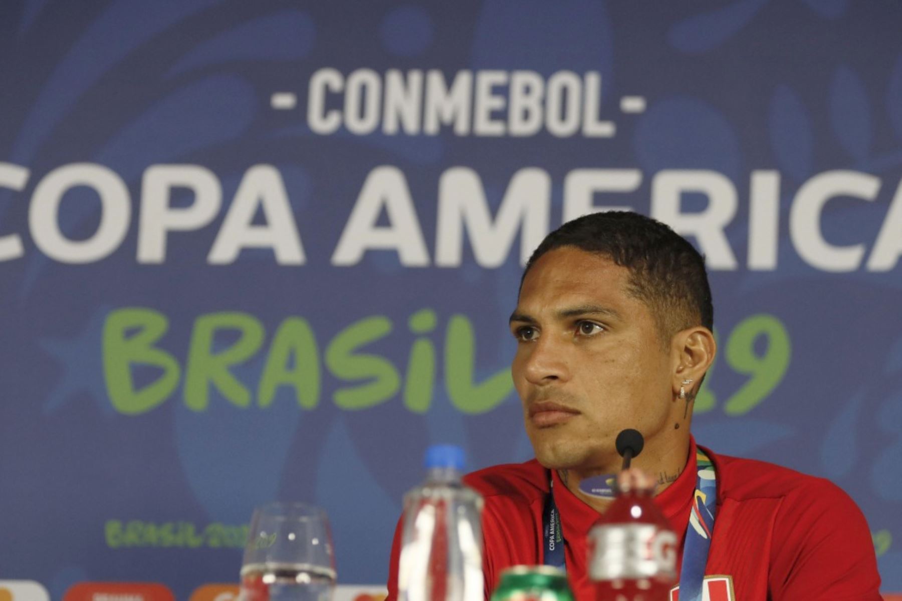 El jugador de la selección Perú de fútbol Paolo Guerrero participa en una rueda de prensa este viernes en el estadio Arena Fonte Nova en Salvador (Brasil). Foto:EFE