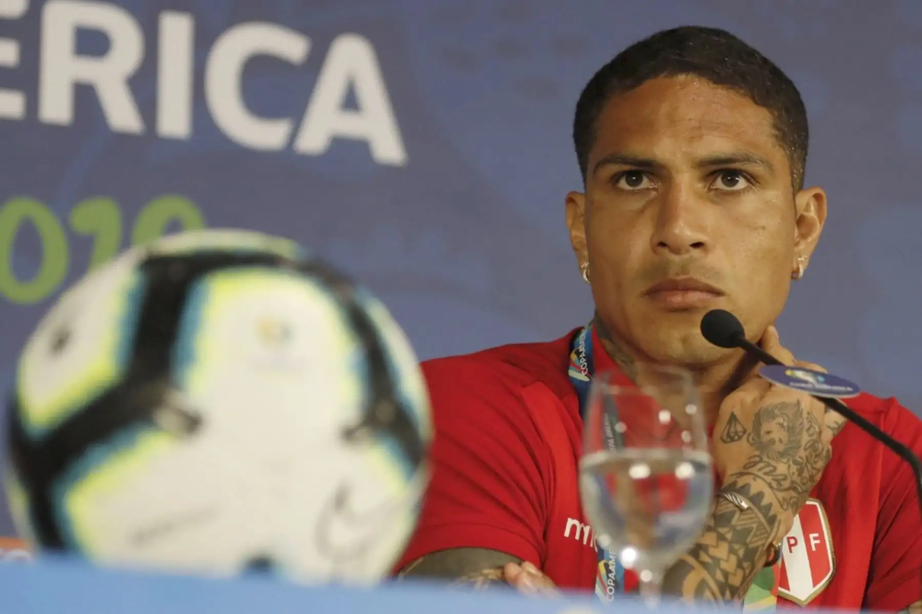 El jugador de la selección Perú de fútbol Paolo Guerrero participa en una rueda de prensa este viernes en el estadio Arena Fonte Nova en Salvador (Brasil). Foto:EFE