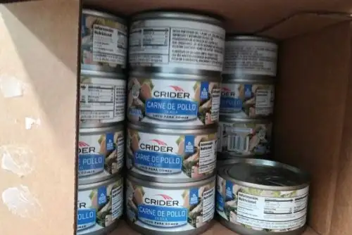 Un total de 849 cajas, con 46 latas de pollo cada una, al estar presuntamente en mal estado fueron inmovilizadas en Cajamarca por la Primera Fiscalía de Prevención del Delito, durante un operativo conjunto con la Dirección Regional de Salud (Diresa), el Ministerio de Salud y el Programa Qali Warma.ANDINA/Difusión