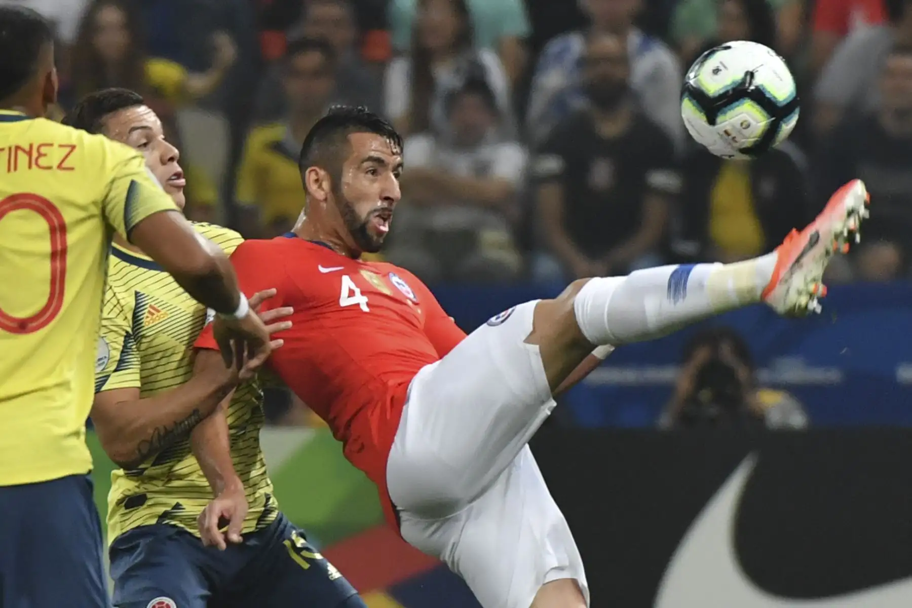 El chileno Maurico Isla se extiende por la pelota durante el partido de los cuartos de final del torneo de fútbol de la Copa América contra Colombia en el Corinthians Arena en Sao Paulo, Brasil.Foto:AFP