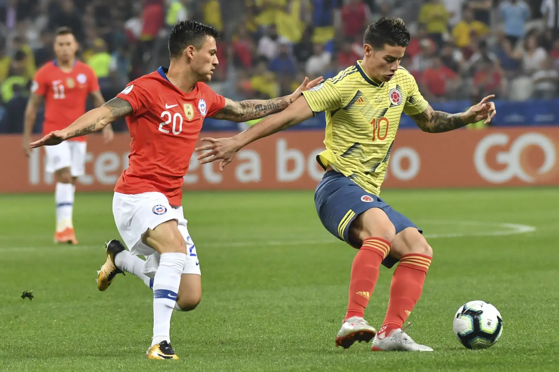 James Rodriguez (R) de Colombia está marcado por Charles Aranguiz de Chile durante su partido de cuartos de final del torneo de fútbol de la Copa América en el Corinthians Arena de Sao Paulo, Brasil.Foto:AFP