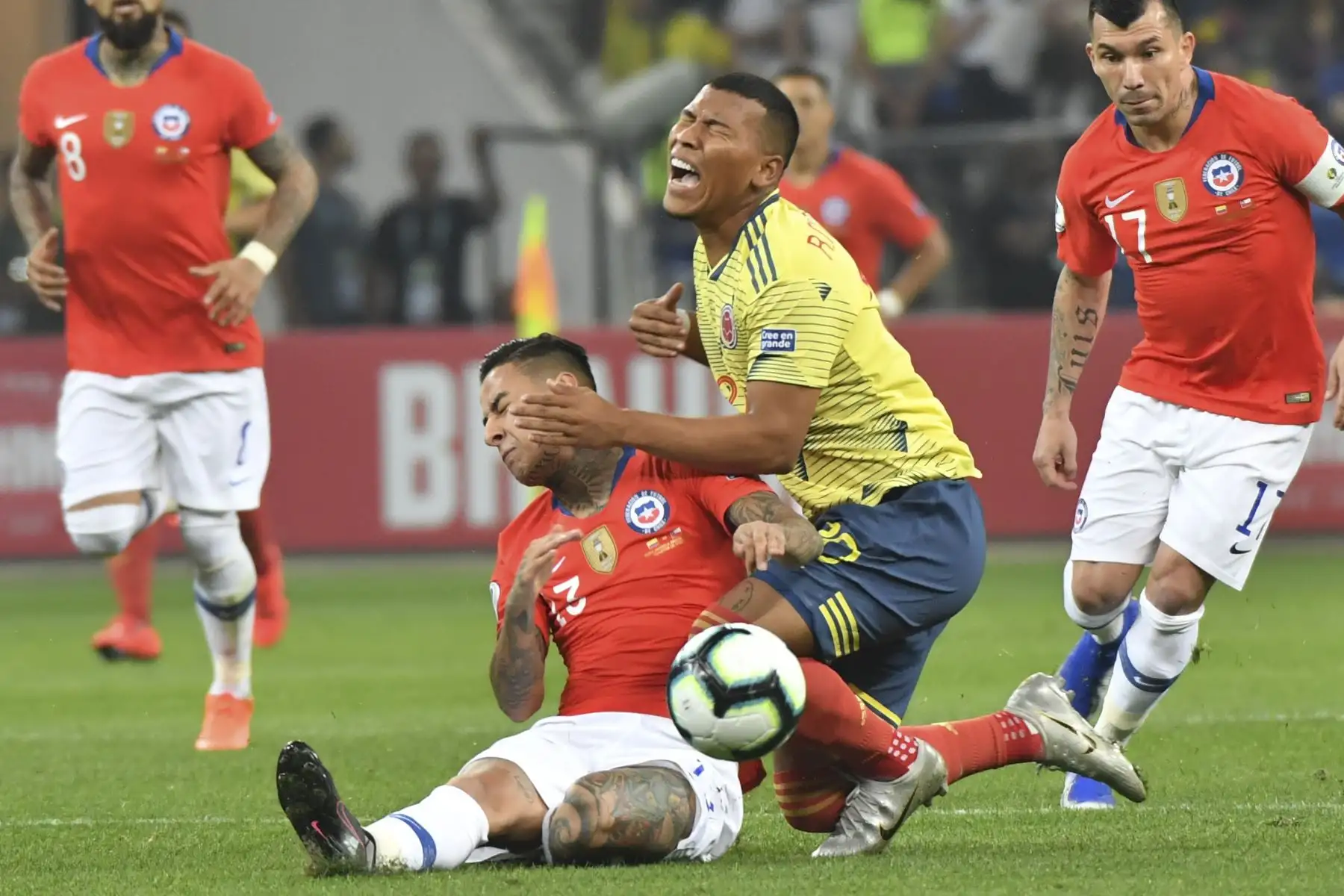 Erick Pulgar (L) de Chile y Roger Martínez de Colombia durante su partido de los cuartos de final del torneo de fútbol de la Copa América en el Corinthians Arena en Sao Paulo, Brasil.Foto.AFP