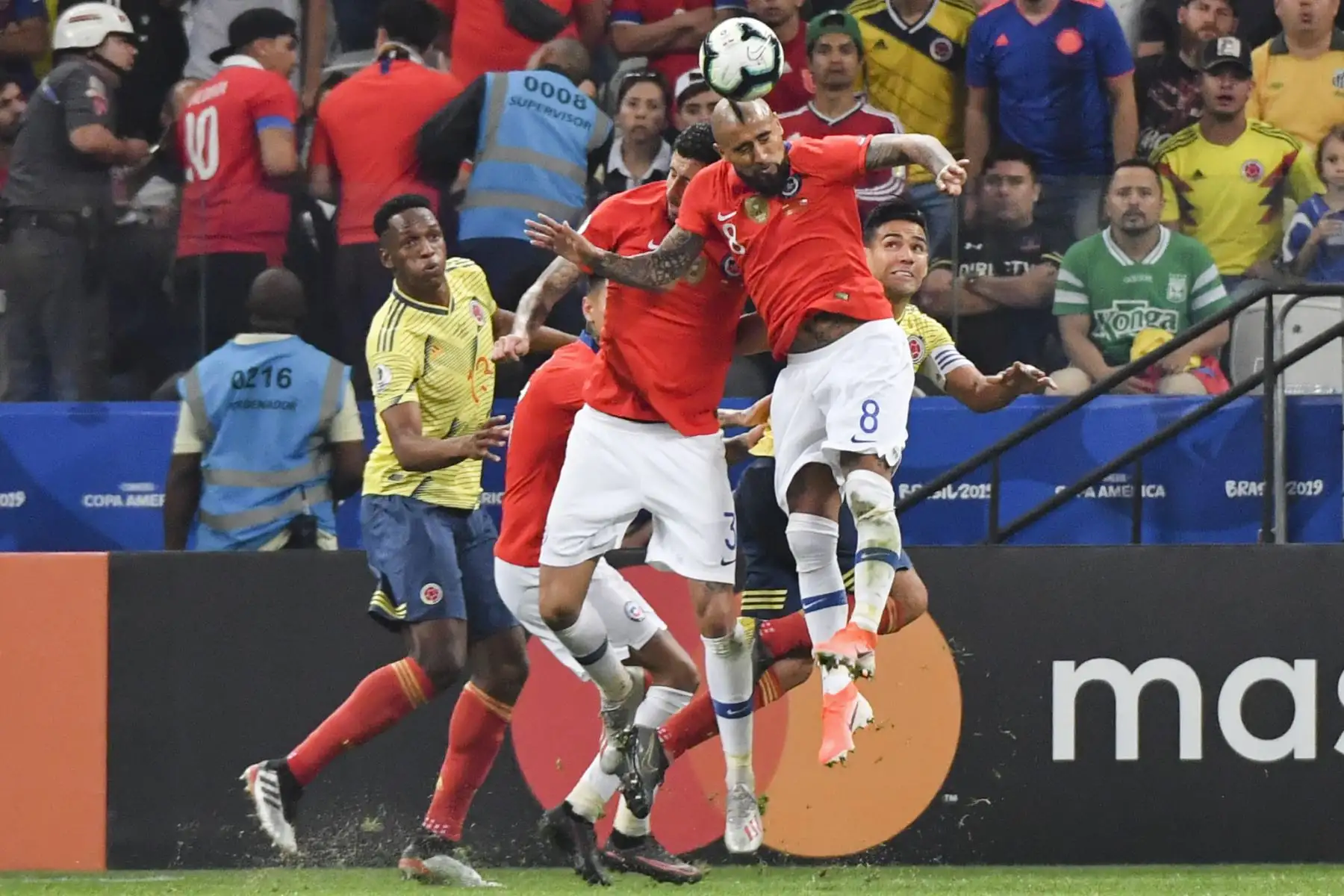 Arturo Vidal (I) de Chile y James Rodríguez de Colombia compitieron por el balón durante su partido de los cuartos de final del torneo de fútbol de la Copa América en el Corinthians Arena en Sao Paulo, Brasil.Foto:AFP