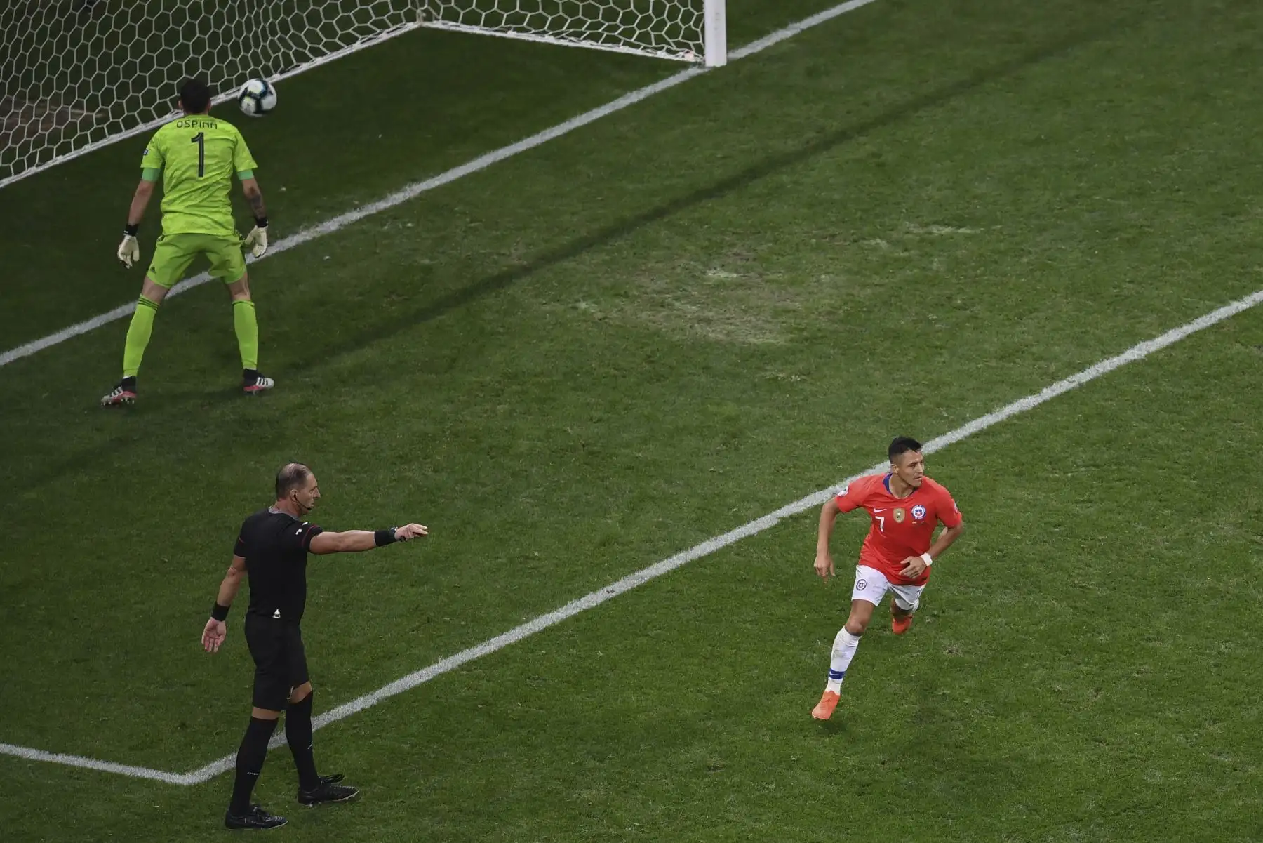Alexis Sánchez (R), de Chile, celebra después de anotar su penalización para derrotar a Colombia en la tanda de penaltis luego de empatar 0-0 durante su partido de cuartos de final del torneo de fútbol de la Copa América en el Corinthians Arena en Sao Paulo, Brasil.Foto:AFP
