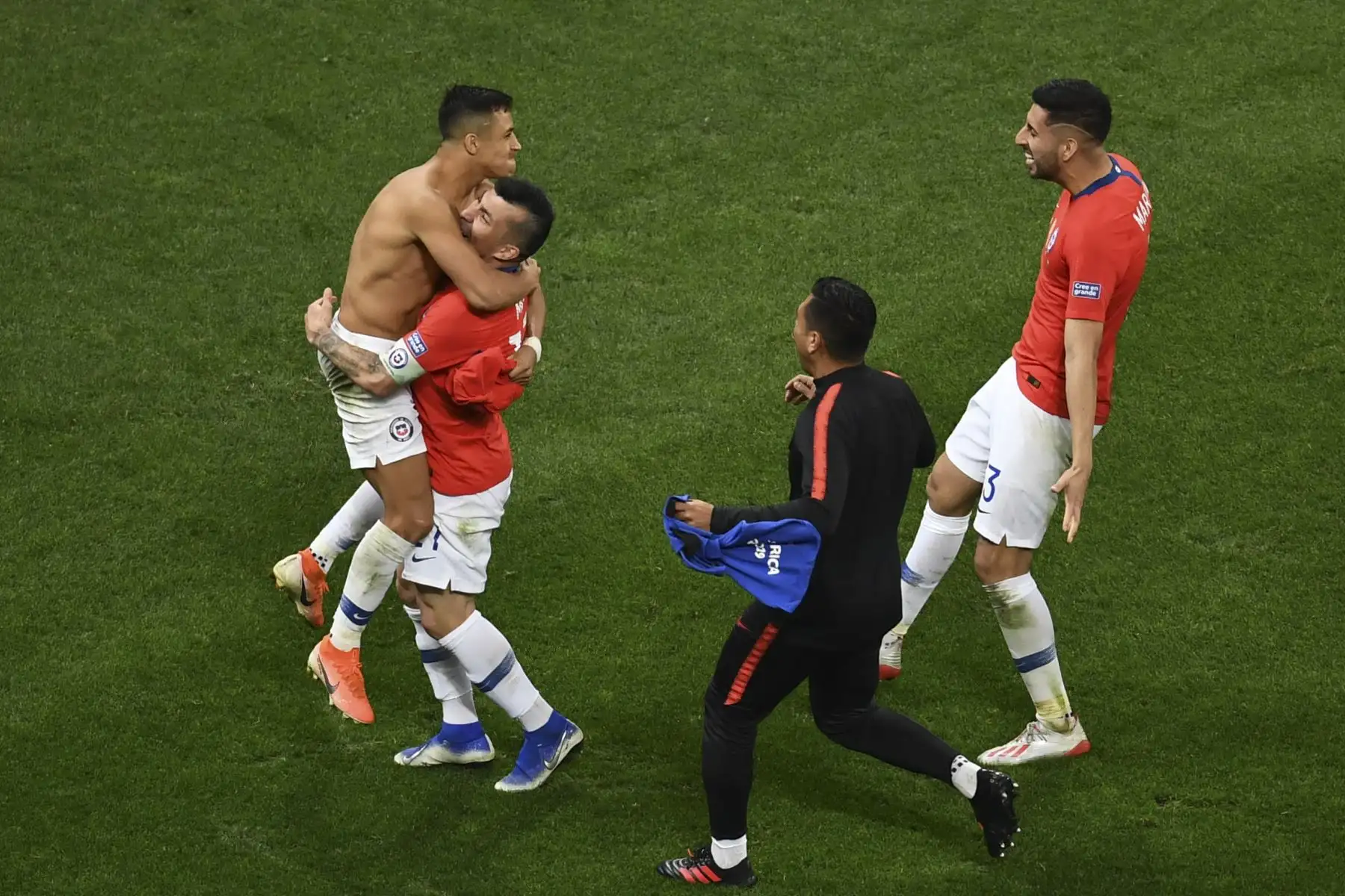 Alexis Sánchez (L), de Chile, celebra con sus compañeros de equipo luego de marcar su penalización para derrotar a Colombia en el tiroteo después de empatar 0-0 durante su partido de cuartos de final del torneo de fútbol de la Copa América en el Corinthians Arena en Sao Paulo, Brasil.Foto:AFP