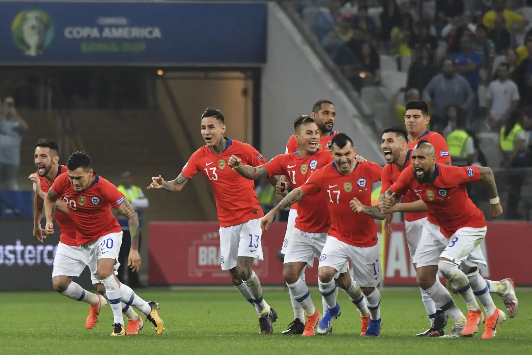 Los jugadores de Chile celebran después de derrotar a Colombia en la tanda de penaltis después de empatar 0-0 durante su partido de cuartos de final del torneo de fútbol de la Copa América en el Corinthians Arena de Sao Paulo, Brasil.Foto:AFP