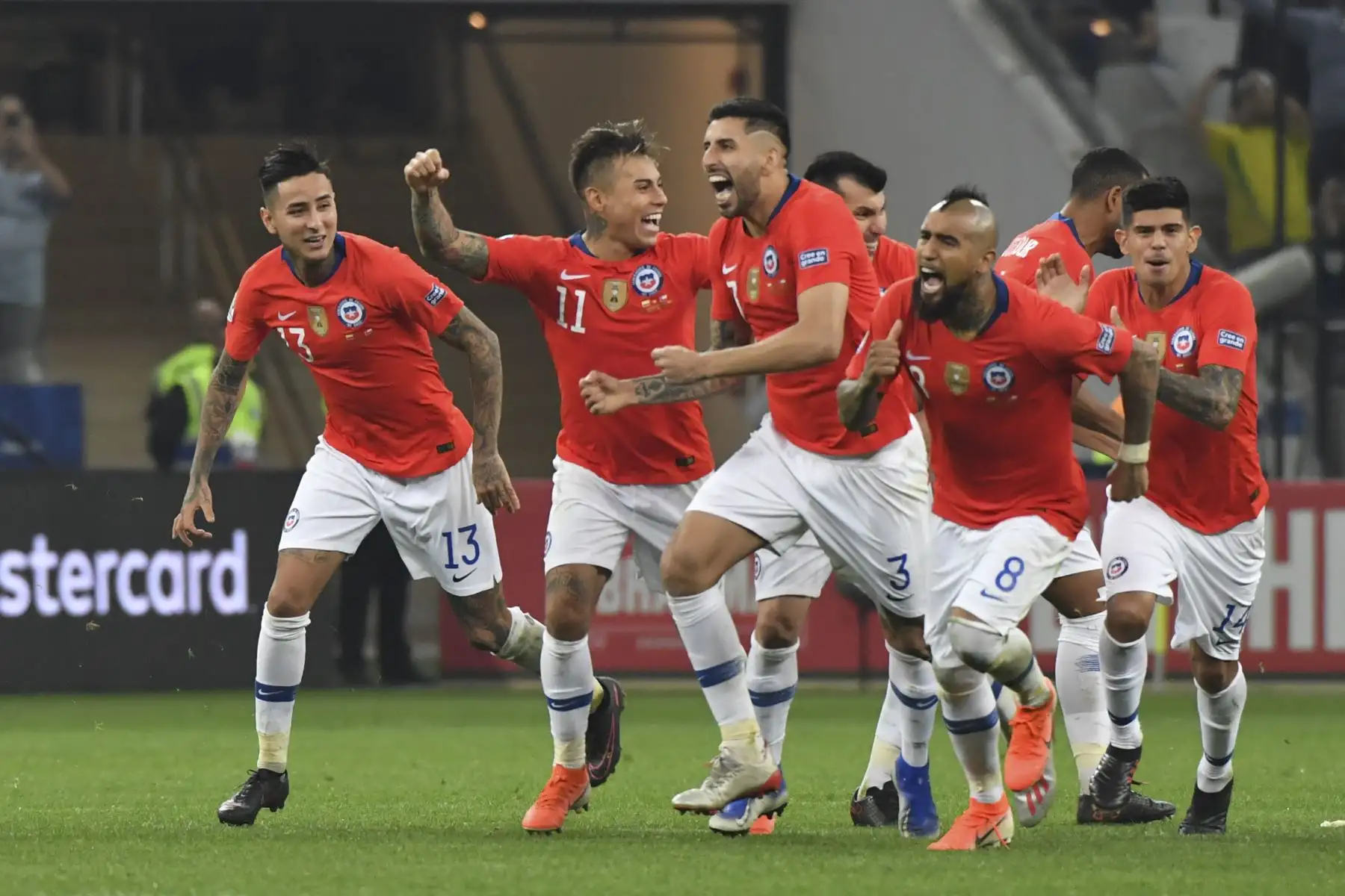 Los jugadores de Chile celebran después de derrotar a Colombia en la tanda de penaltis después de empatar 0-0 durante su partido de cuartos de final del torneo de fútbol de la Copa América en el Corinthians Arena de Sao Paulo, Brasil.Foto.AFP