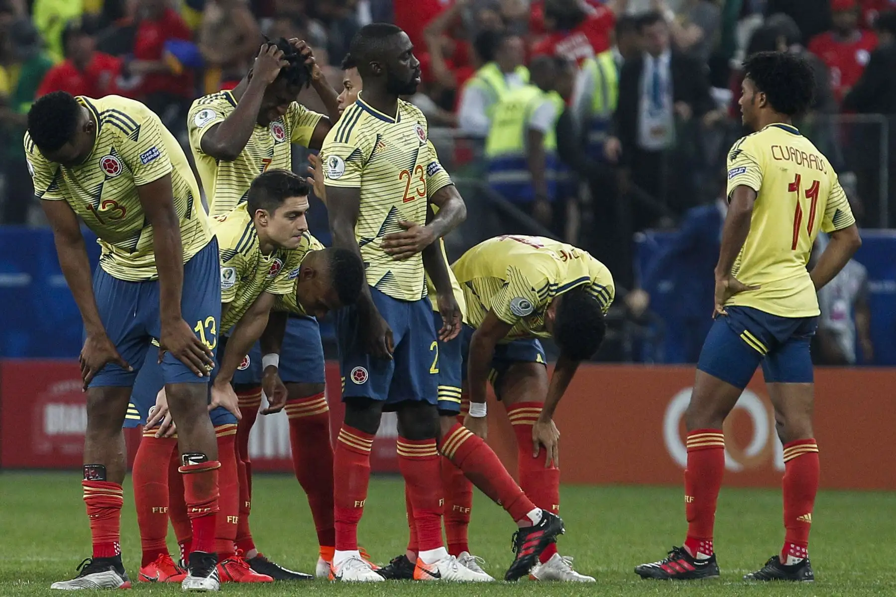 Los jugadores de Colombia muestran su abatimiento después de que el chileno Alexis Sánchez anotó su penalización en la tanda de penaltis para derrotarlos, luego de empatar 0-0 durante su partido de los cuartos de final del torneo de fútbol de la Copa América en el Corinthians Arena en Sao Paulo, Brasil.Foto:AFP