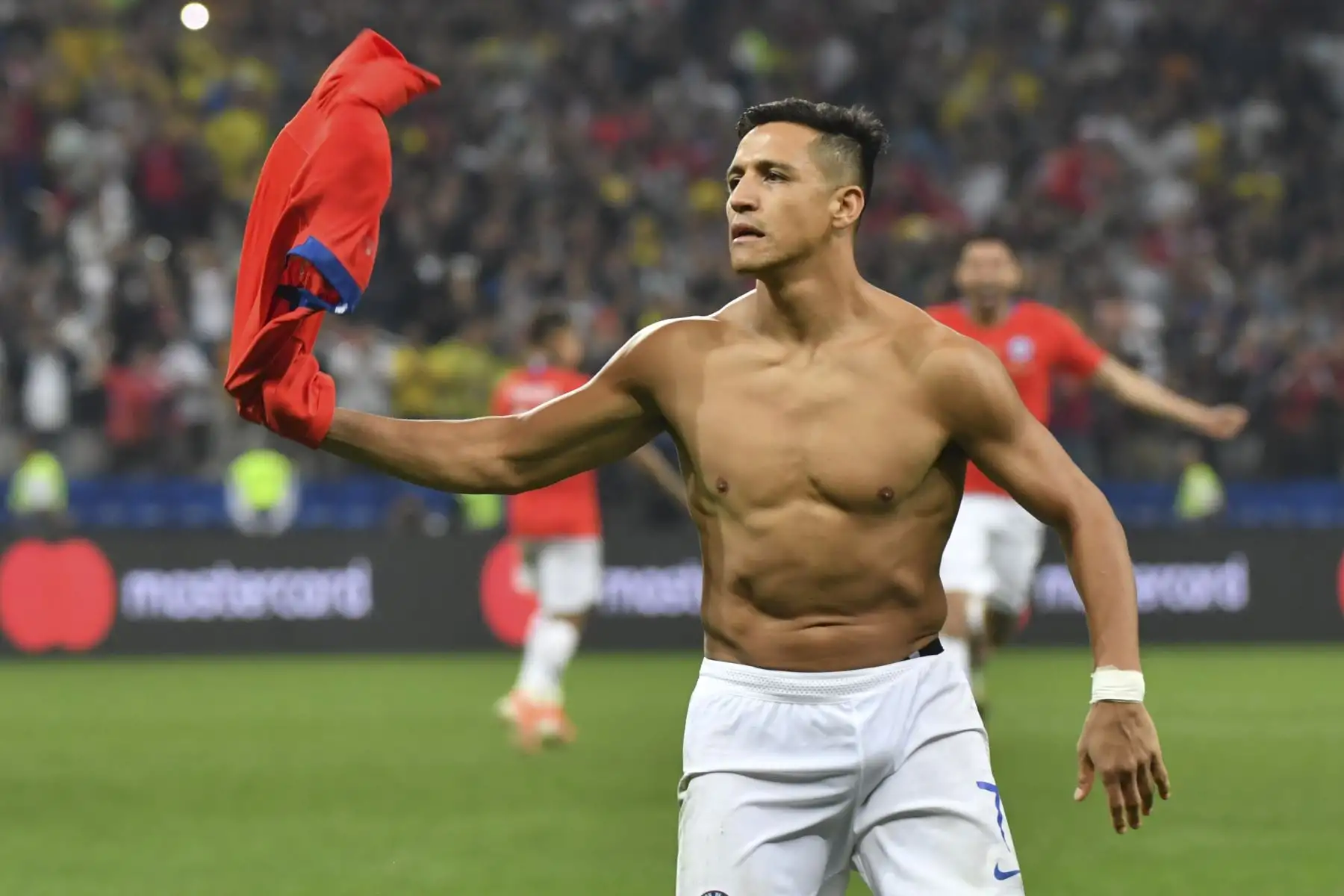 Alexis Sánchez, de Chile, celebra después de anotar su penalización para derrotar a Colombia en el tiroteo después de empatar 0-0 durante su partido de cuartos de final del torneo de fútbol de la Copa América en el Corinthians Arena en Sao Paulo, Brasil.Foto:AFP