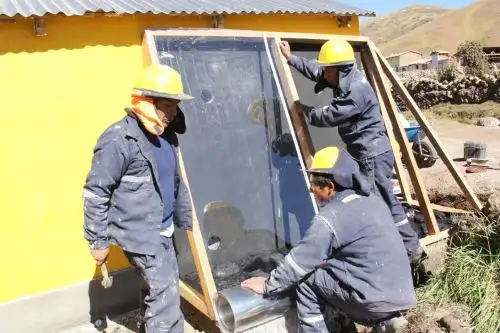 Foncodes acelera habilitación de “viviendas calientes” ante heladas en Huancavelica.