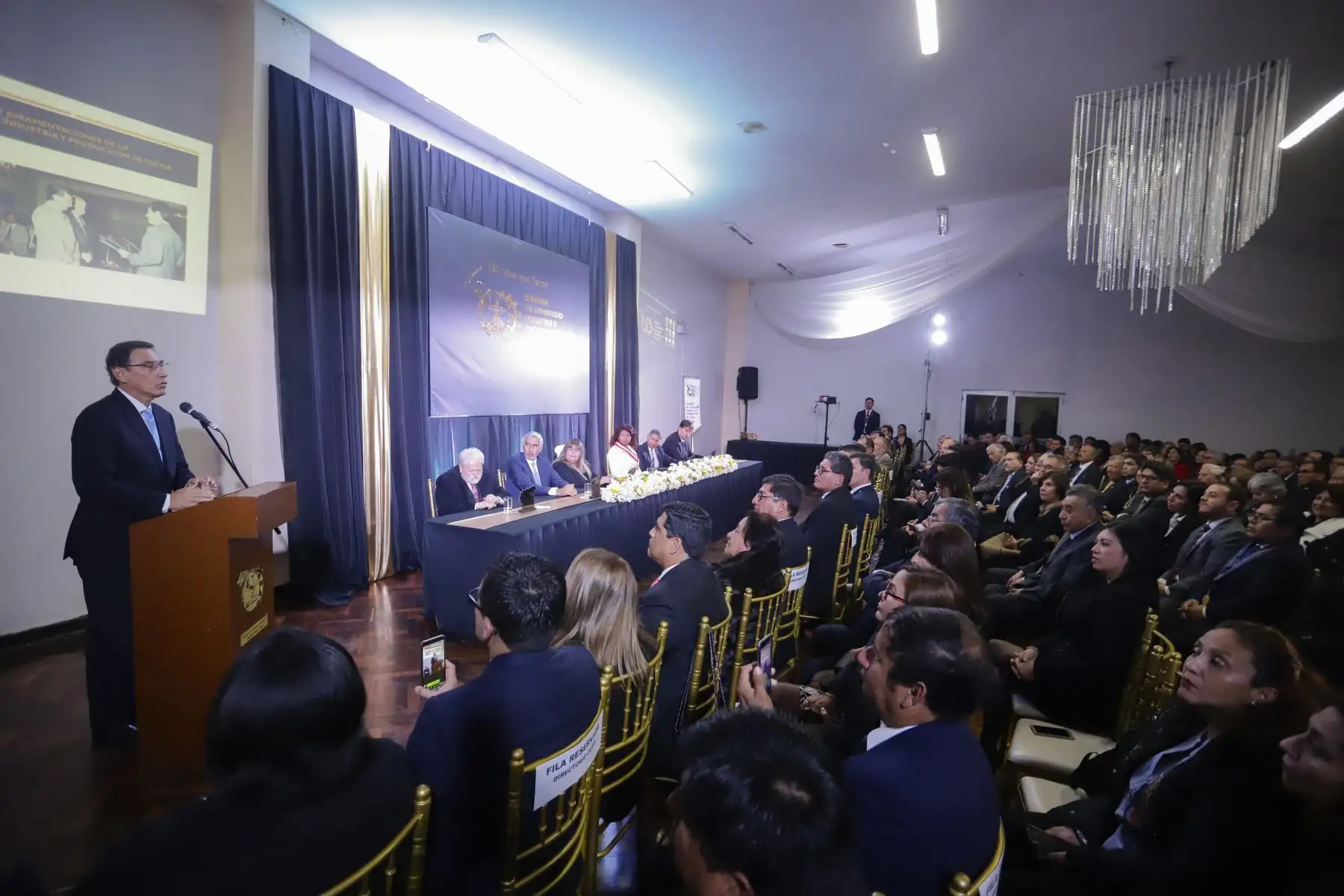 Jefe de Estado, Martín Vizcarra asiste a la ceremonia por el 135° aniversario de la Cámara de Comercio, Industria y Producción de Tacna.
Foto: ANDINA/Prensa Presidencia