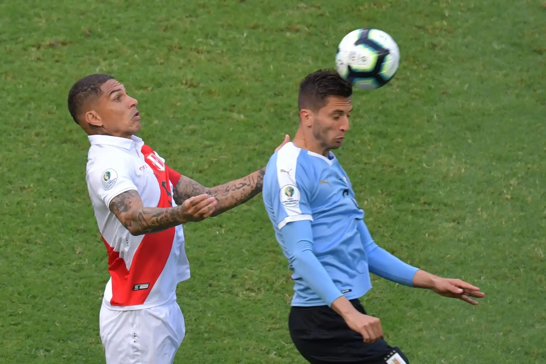 El peruano Paolo Guerrero (L) y el uruguayo Rodrigo Bentancur compiten por el balón durante su partido de los cuartos de final del torneo de fútbol de la Copa América en el Fonte Nova Arena en Salvador, Brasil.
Foto: AFP